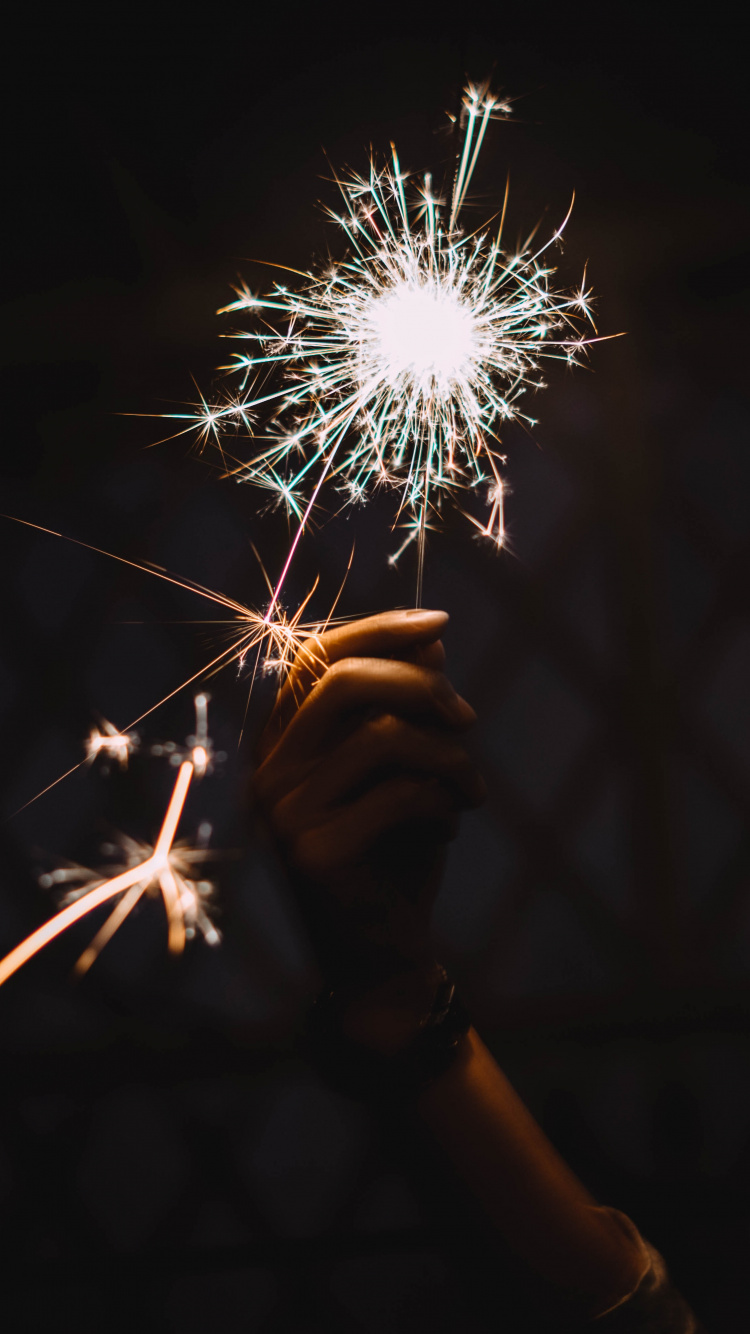 Обои огонь, салют, бенгальский огонь, ночь, темнота в разрешении 750x1334