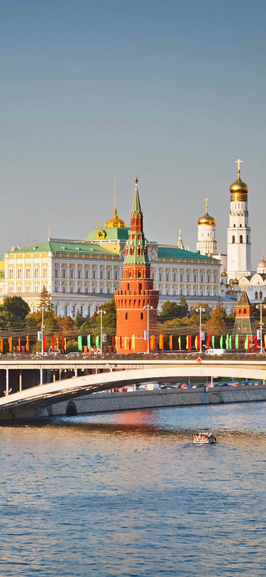 Обои Москва-река, ориентир, город, Московский Кремль, туризм в разрешении 1125x2436