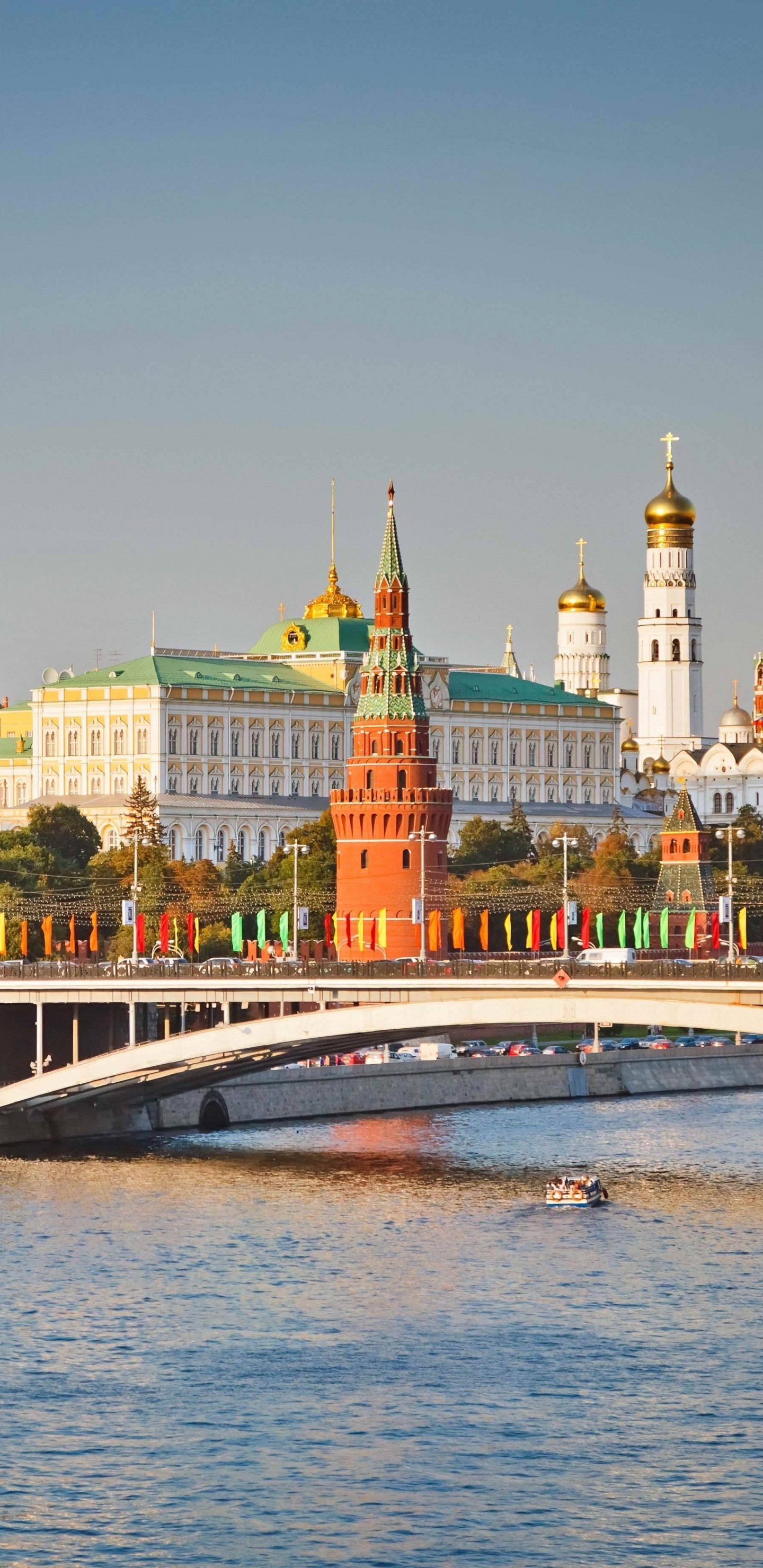 Обои Москва-река, ориентир, город, Московский Кремль, туризм в разрешении 1440x2960