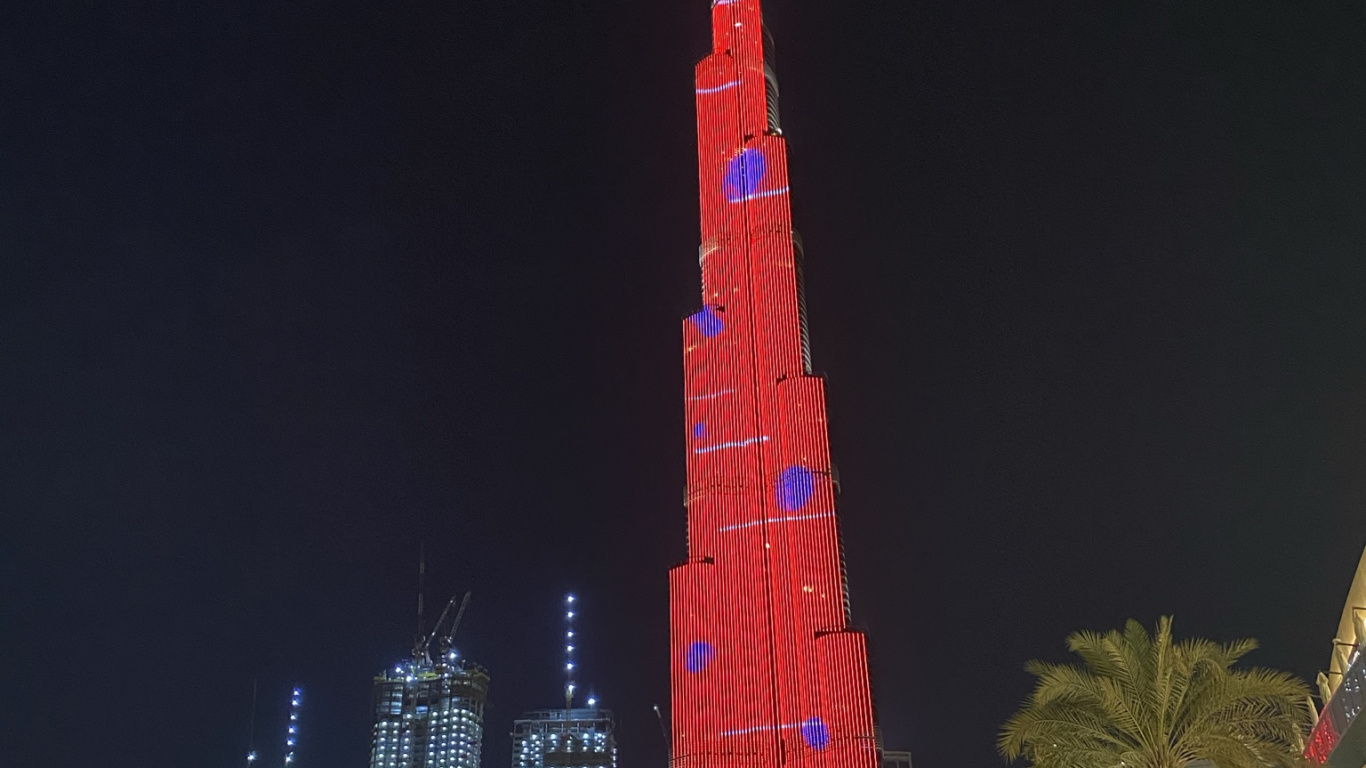 Обои Дубай, Бурдж Халифа, небоскреб, елка, ночь в разрешении 1366x768