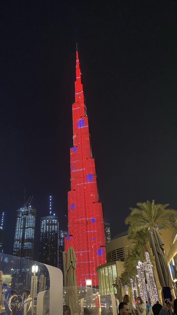 Обои Дубай, Бурдж Халифа, небоскреб, елка, ночь в разрешении 720x1280
