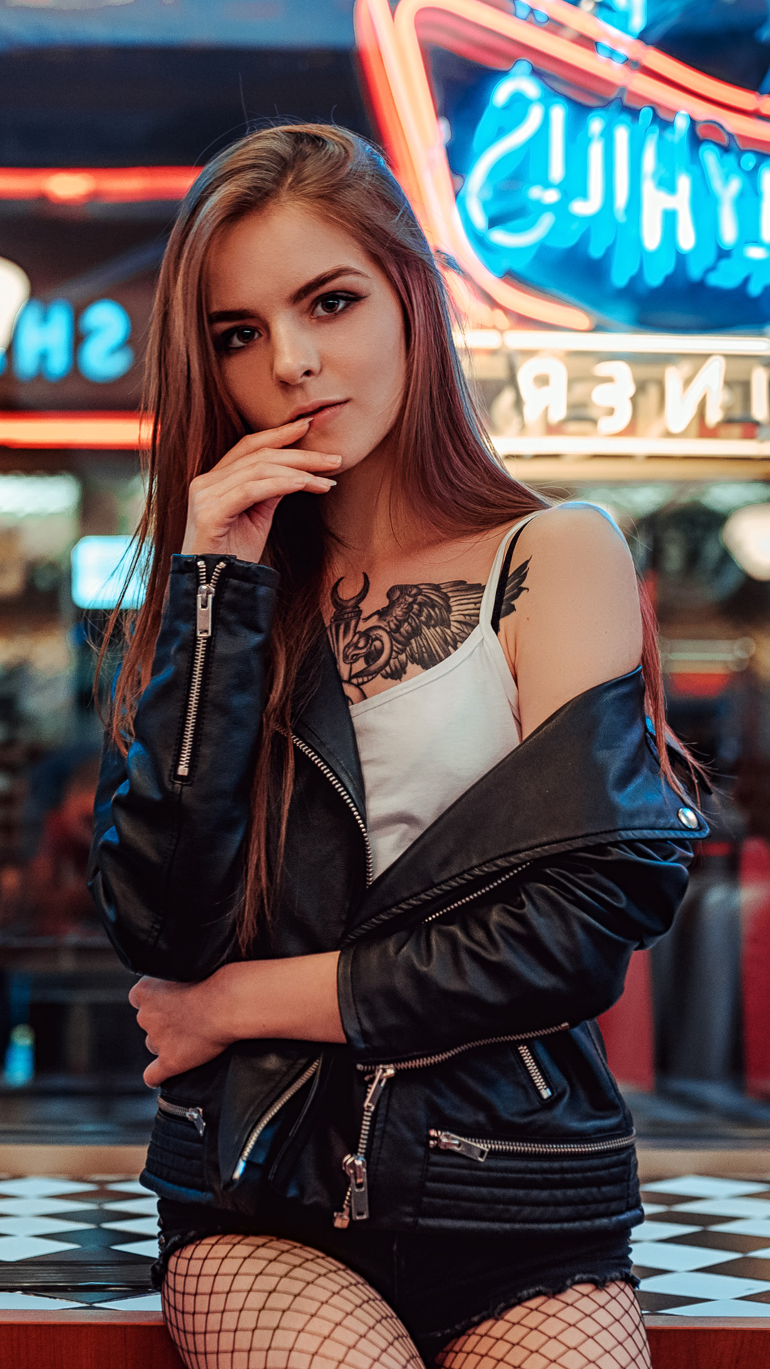 Обои красота, каштановые волосы, прическа, мышца, фэшн в разрешении 1080x1920