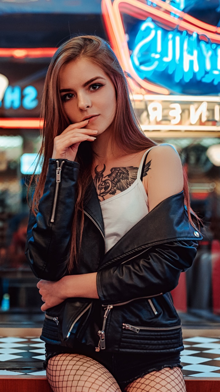 Обои красота, каштановые волосы, прическа, мышца, фэшн в разрешении 720x1280