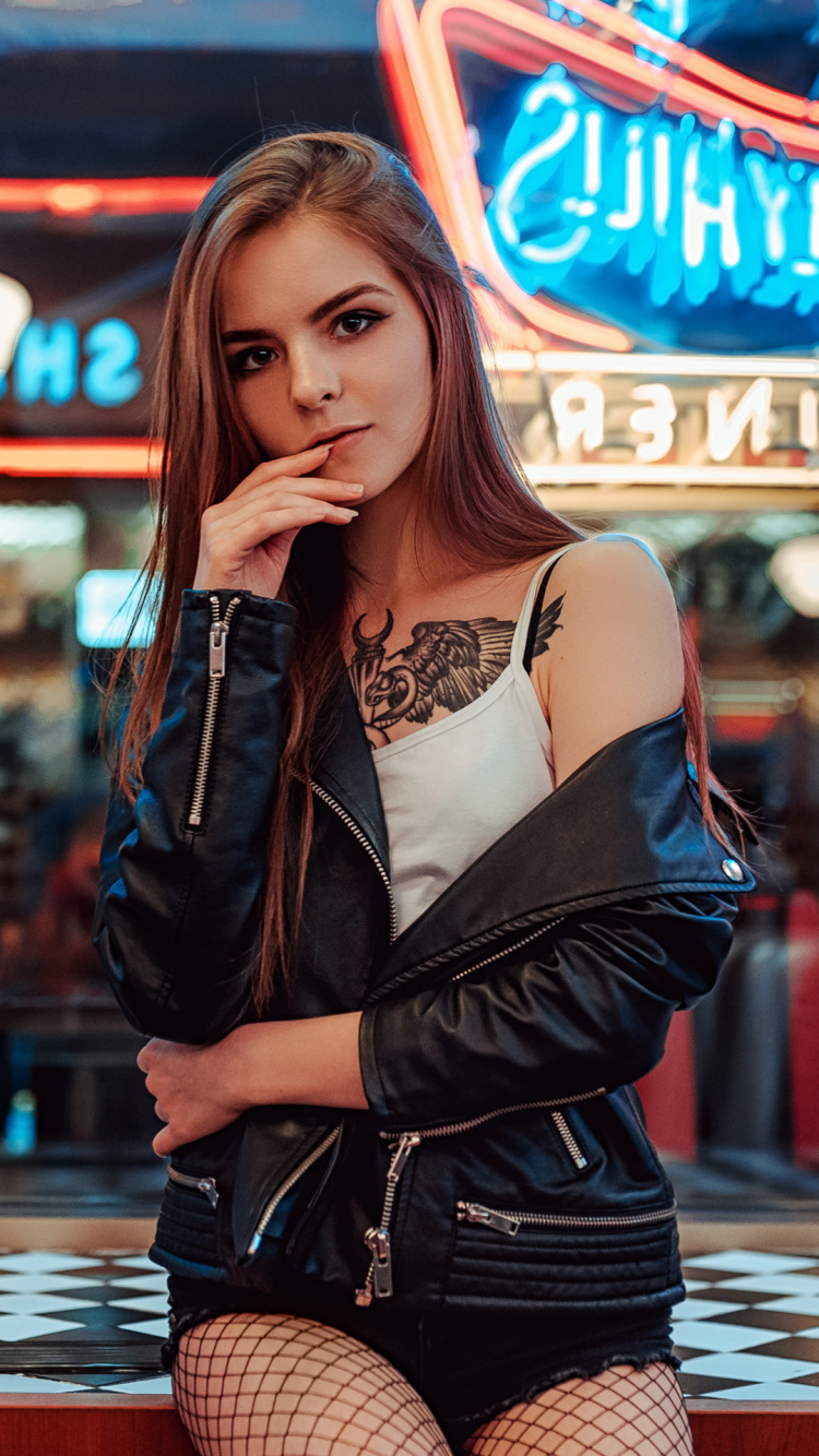 Обои красота, каштановые волосы, прическа, мышца, фэшн в разрешении 750x1334