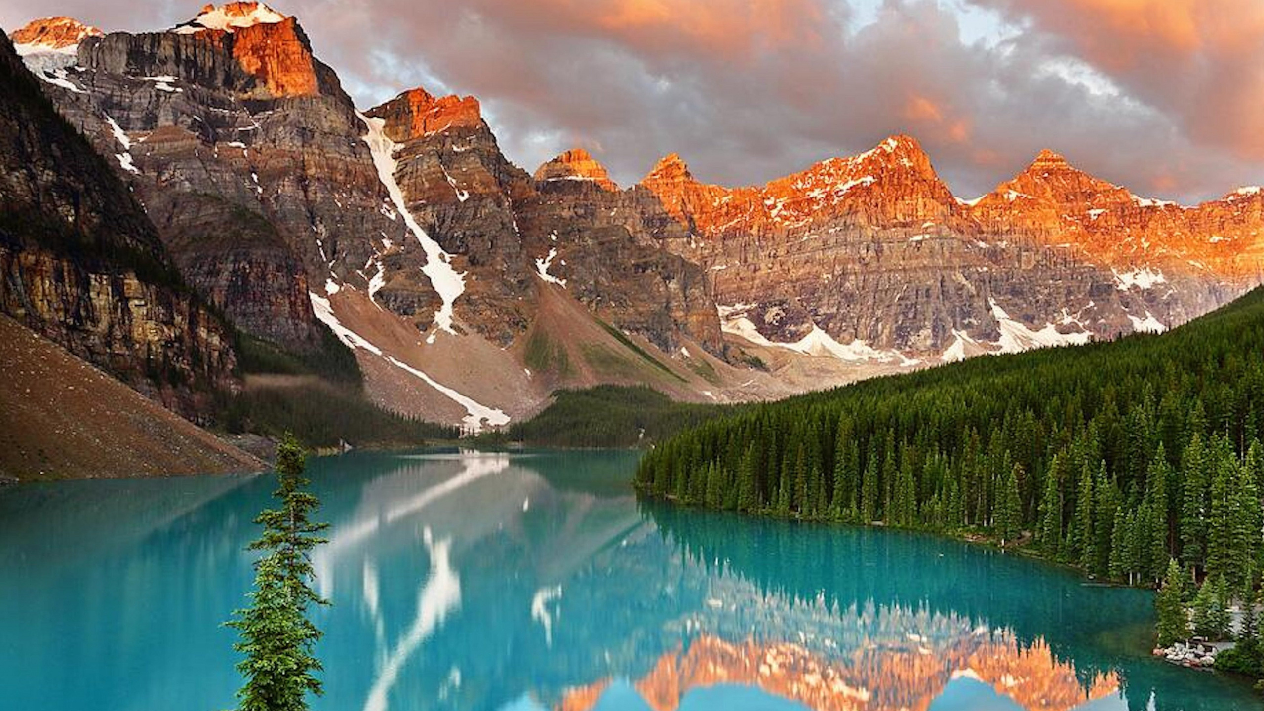 Природная красота. Озеро Морейн в Канаде. Ледниковое озеро Морейн. Озеро Морейн Канада фото. Озеро в провинции Альберта, Канада.