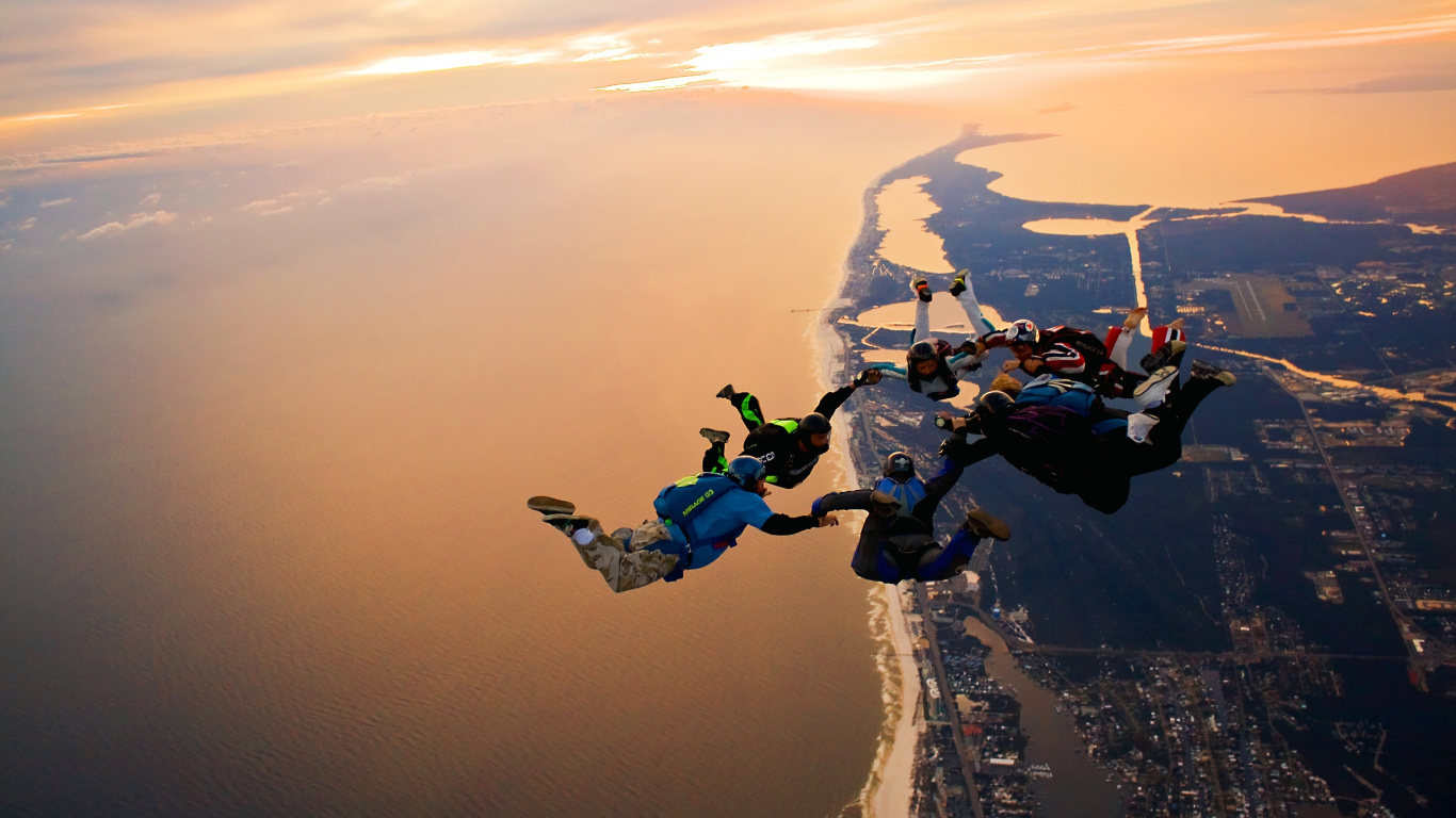 Обои прыжки с парашютом на закате, парашютный спорт, парашют, экстремальный вид спорта, воздушные виды спорта в разрешении 1366x768