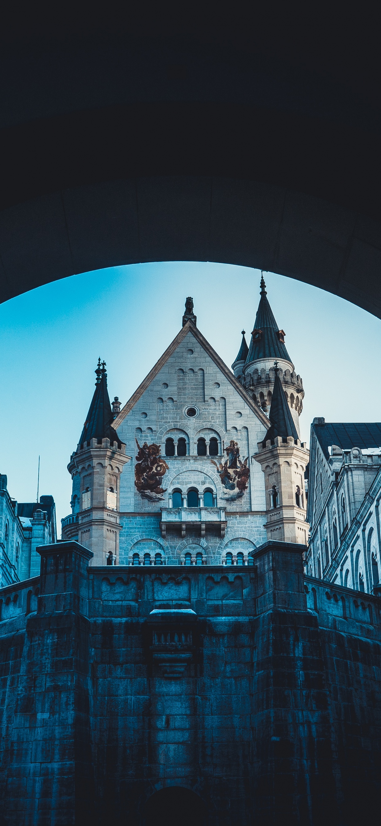 Обои замок Нойшванштайн, замок, синий, архитектура, отражение в разрешении 1242x2688