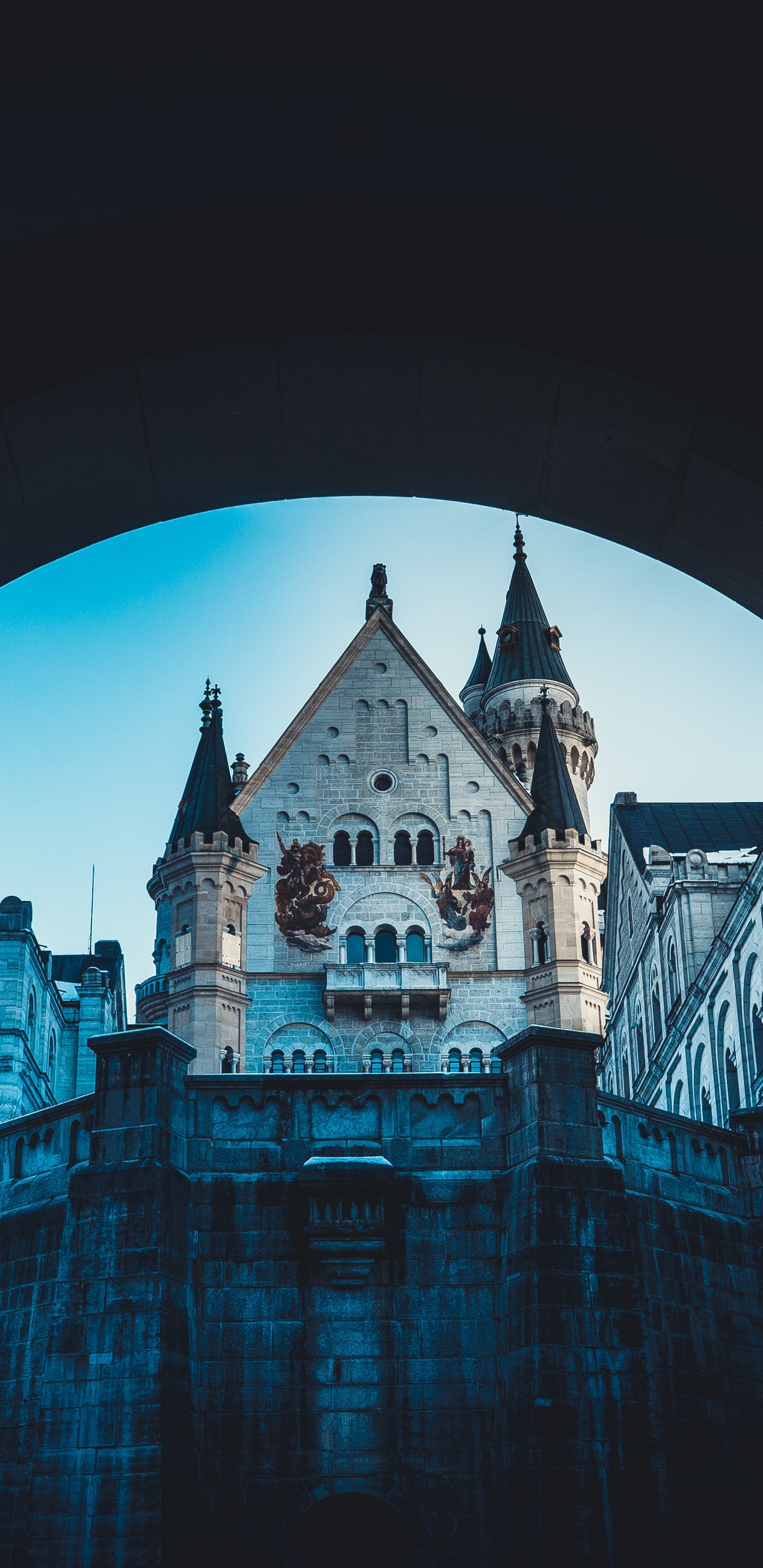Обои замок Нойшванштайн, замок, синий, архитектура, отражение в разрешении 1440x2960