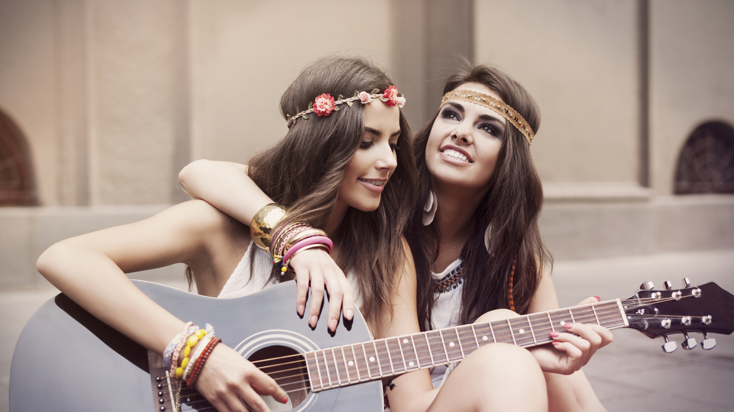 Обои гитара, акустическая гитара, дружба, струнный инструмент, музыкальный инструмент в разрешении 2560x1440