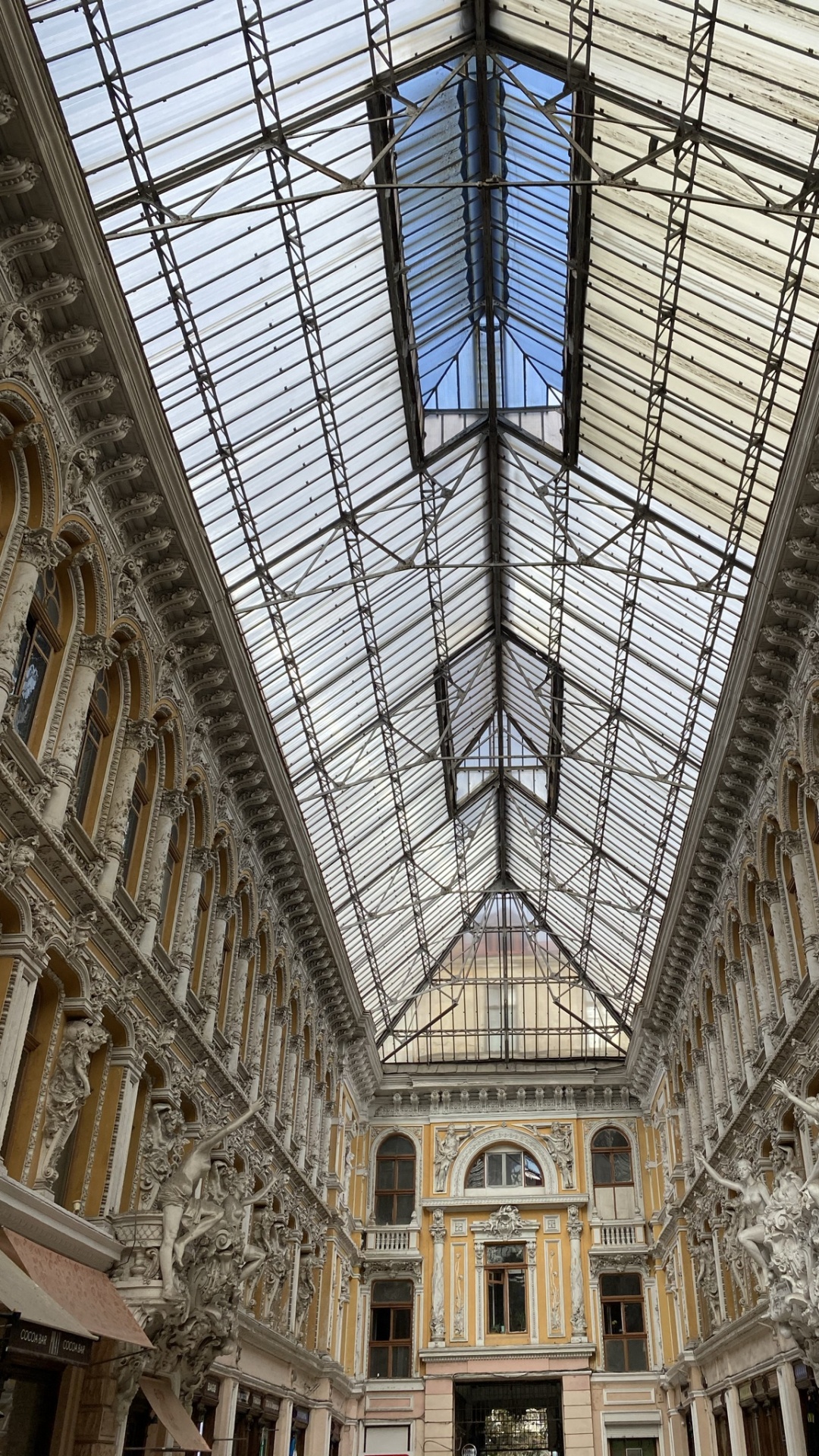 Обои Пассажирский отель, классическая архитектура, достопримечательность, потолок, дневное освещение в разрешении 1080x1920