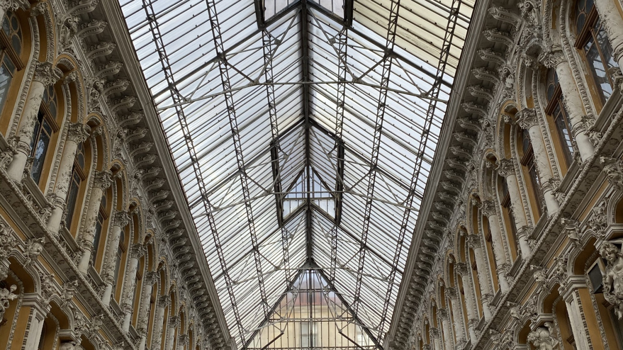 Обои Пассажирский отель, классическая архитектура, достопримечательность, потолок, дневное освещение в разрешении 1280x720