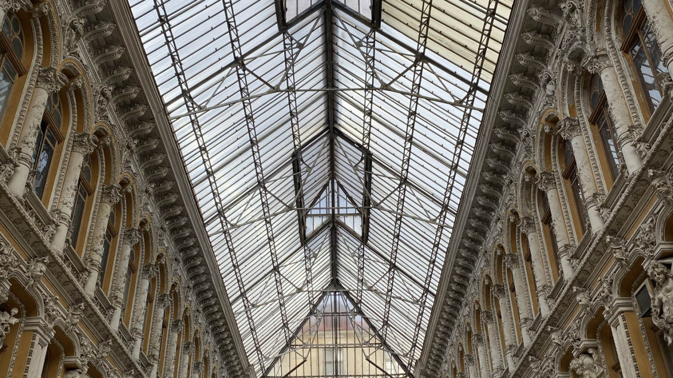 Обои Пассажирский отель, классическая архитектура, достопримечательность, потолок, дневное освещение в разрешении 1366x768