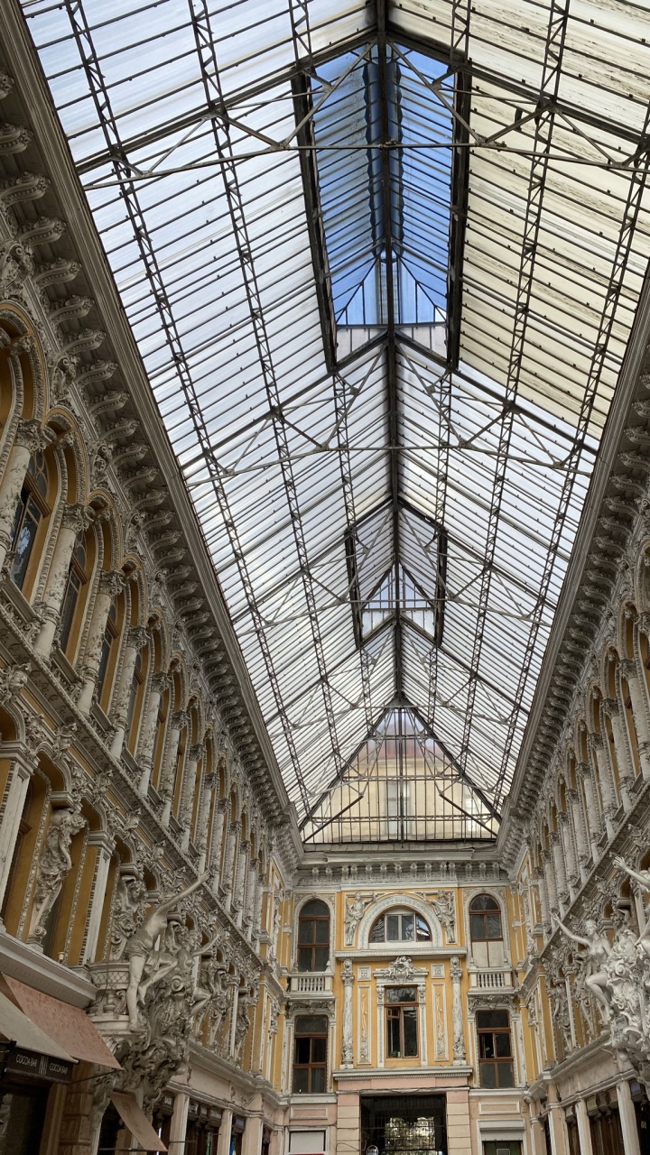 Обои Пассажирский отель, классическая архитектура, достопримечательность, потолок, дневное освещение в разрешении 720x1280