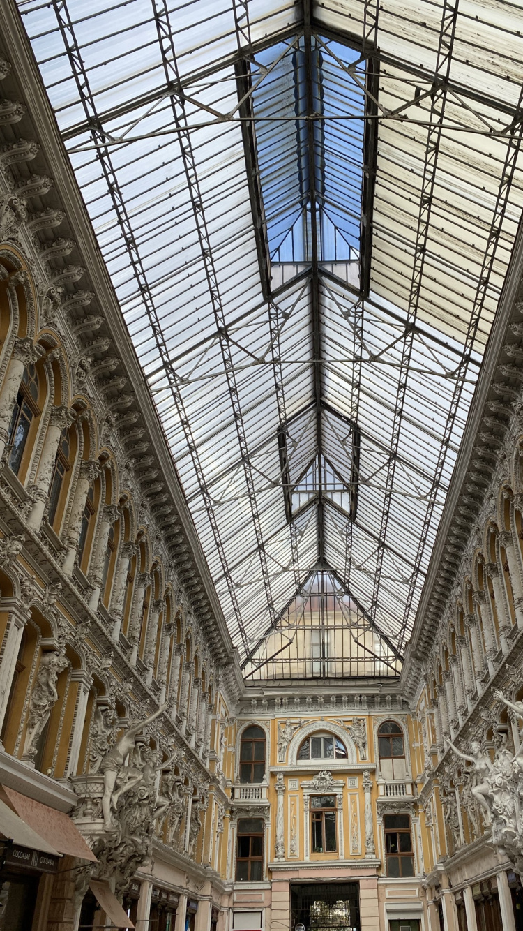 Обои Пассажирский отель, классическая архитектура, достопримечательность, потолок, дневное освещение в разрешении 750x1334