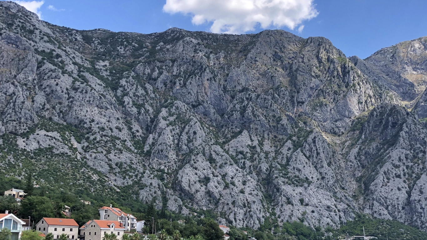 Обои Черногория, водоем, горный рельеф, природа, растительность в разрешении 1366x768