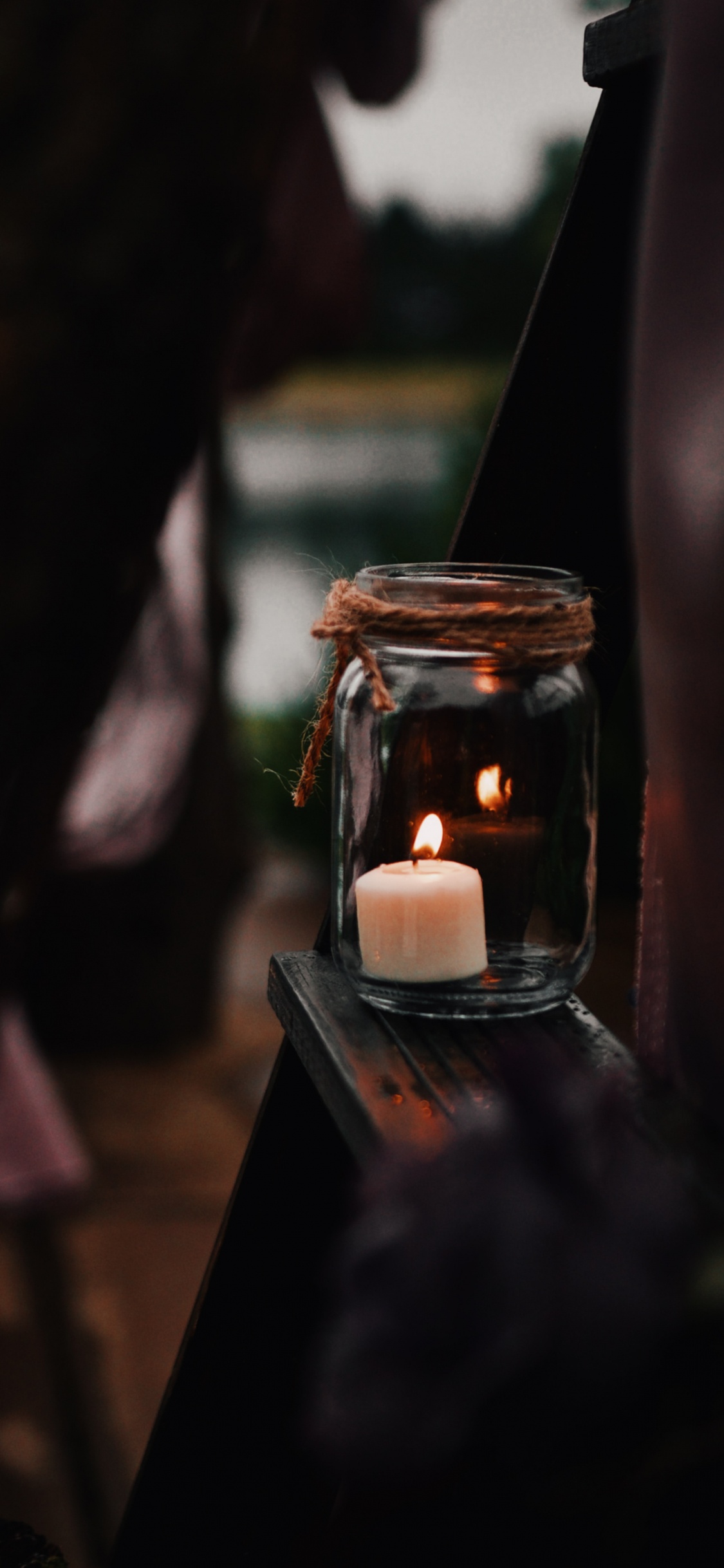 Обои темнота, свет, освещение, фонарь, комната в разрешении 1125x2436