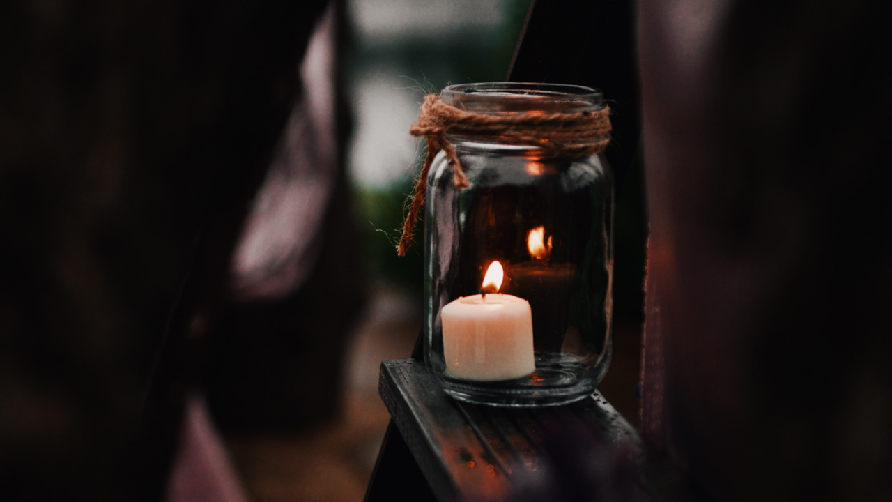 Обои темнота, свет, освещение, фонарь, комната в разрешении 1280x720