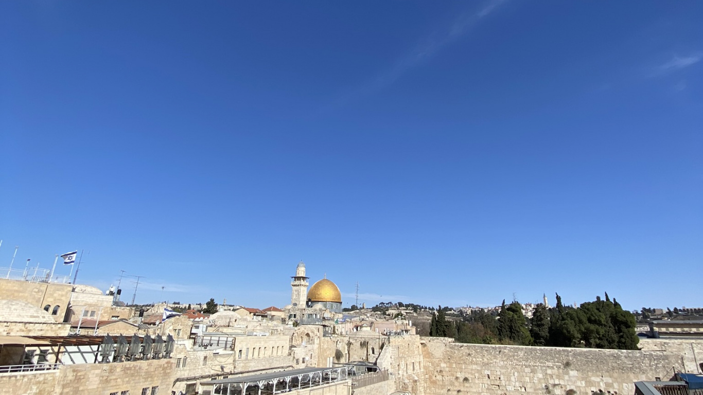 Обои археологический памятник, водоем, зима, горный рельеф, дорога в разрешении 1366x768