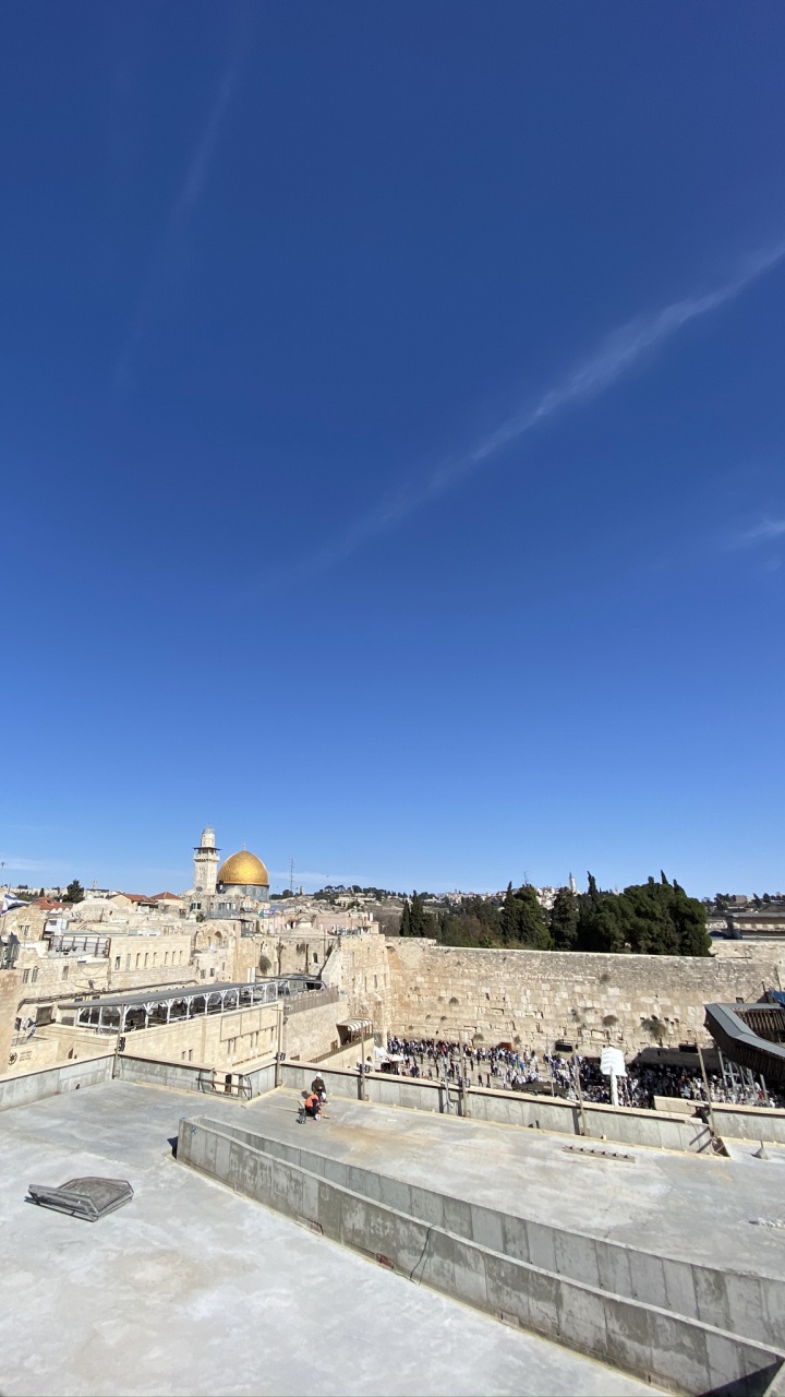 Обои археологический памятник, водоем, зима, горный рельеф, дорога в разрешении 720x1280