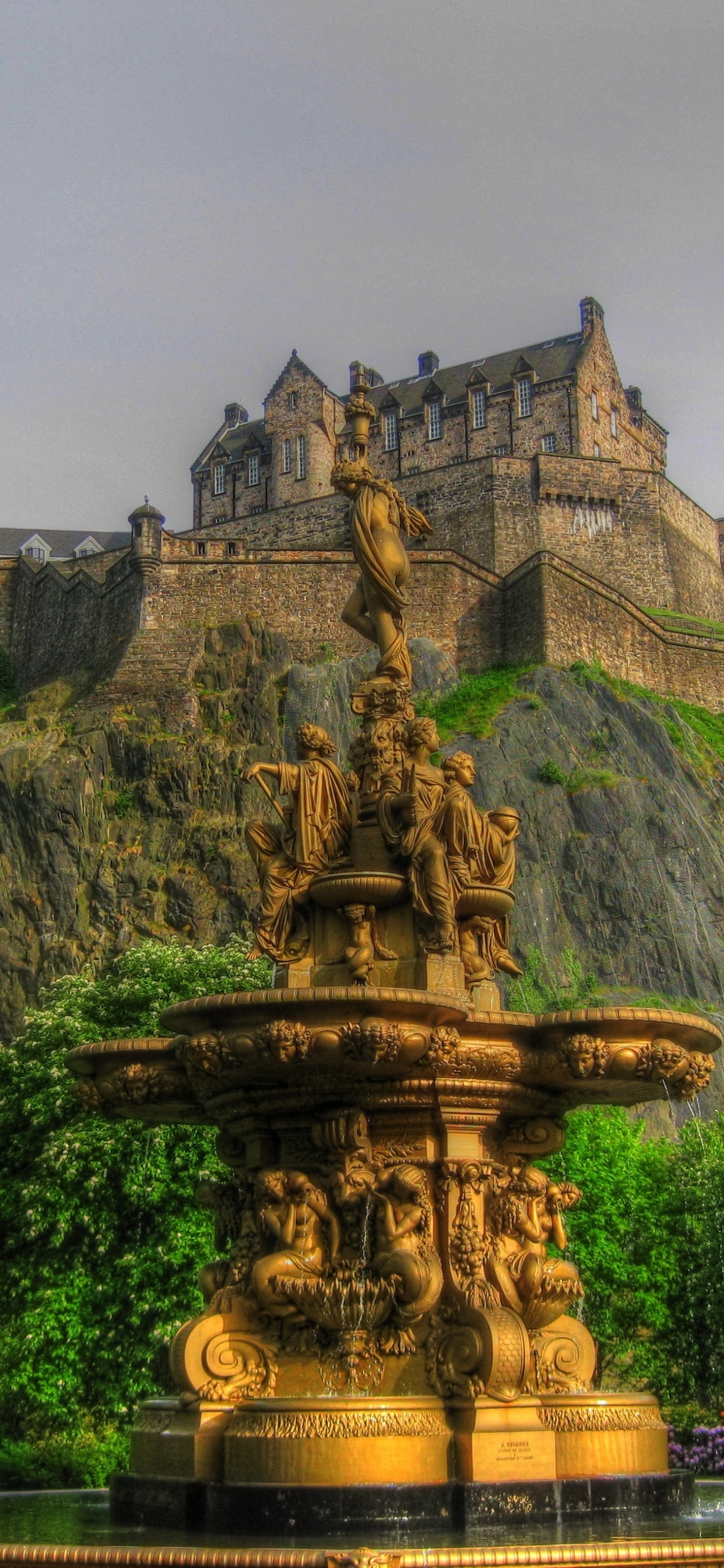 Обои Эдинбургский Замок, замок, дерево, историческое место, древняя история в разрешении 1242x2688