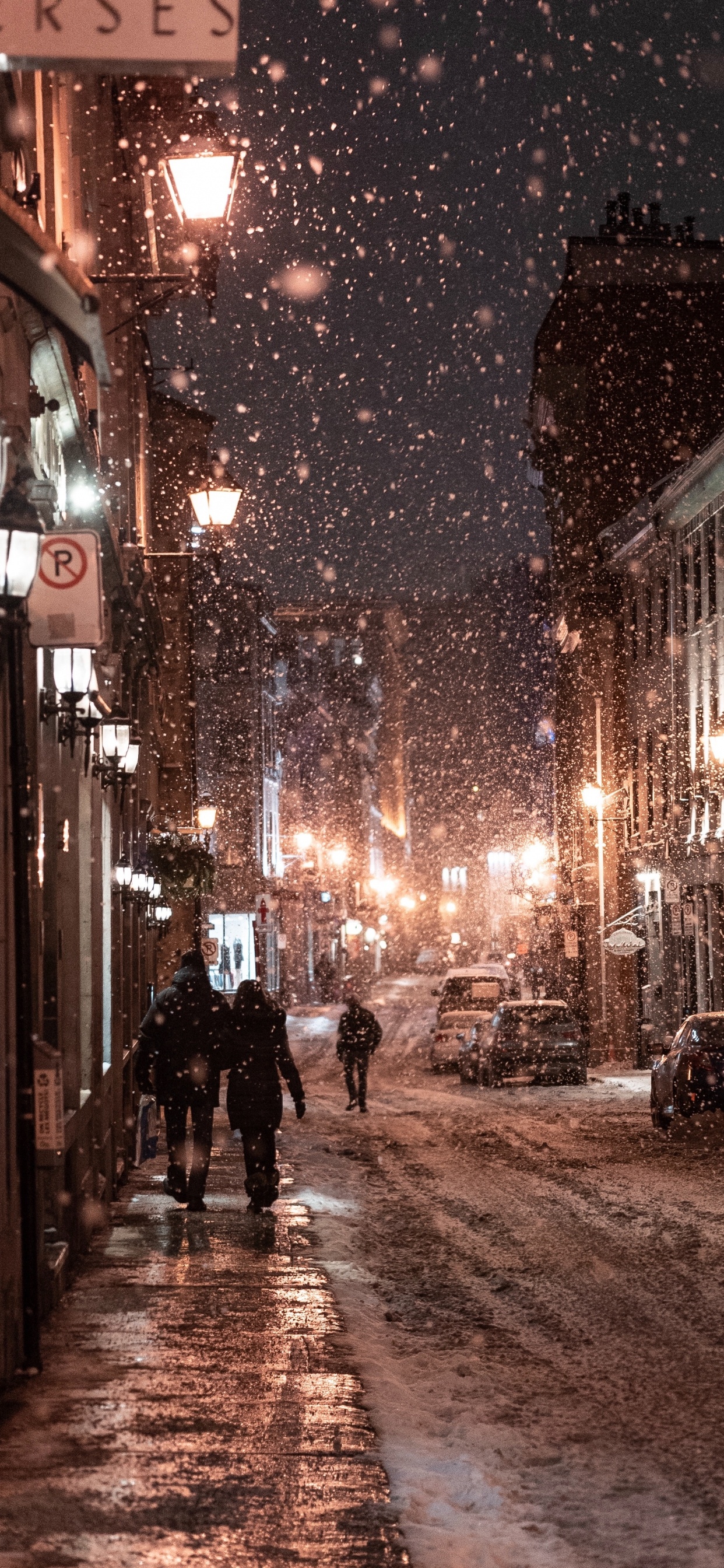 Обои снег, зима, ночь, городской район, уличный фонарь в разрешении 1242x2688