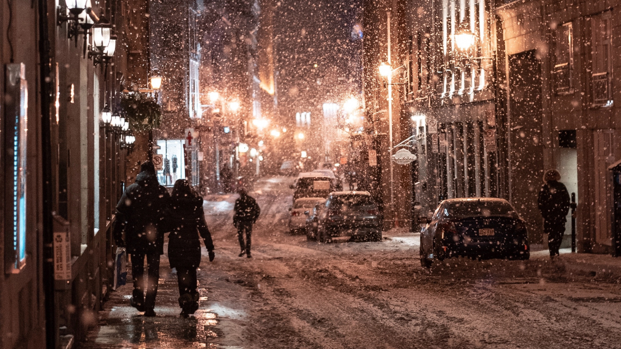 Обои снег, зима, ночь, городской район, уличный фонарь в разрешении 1280x720