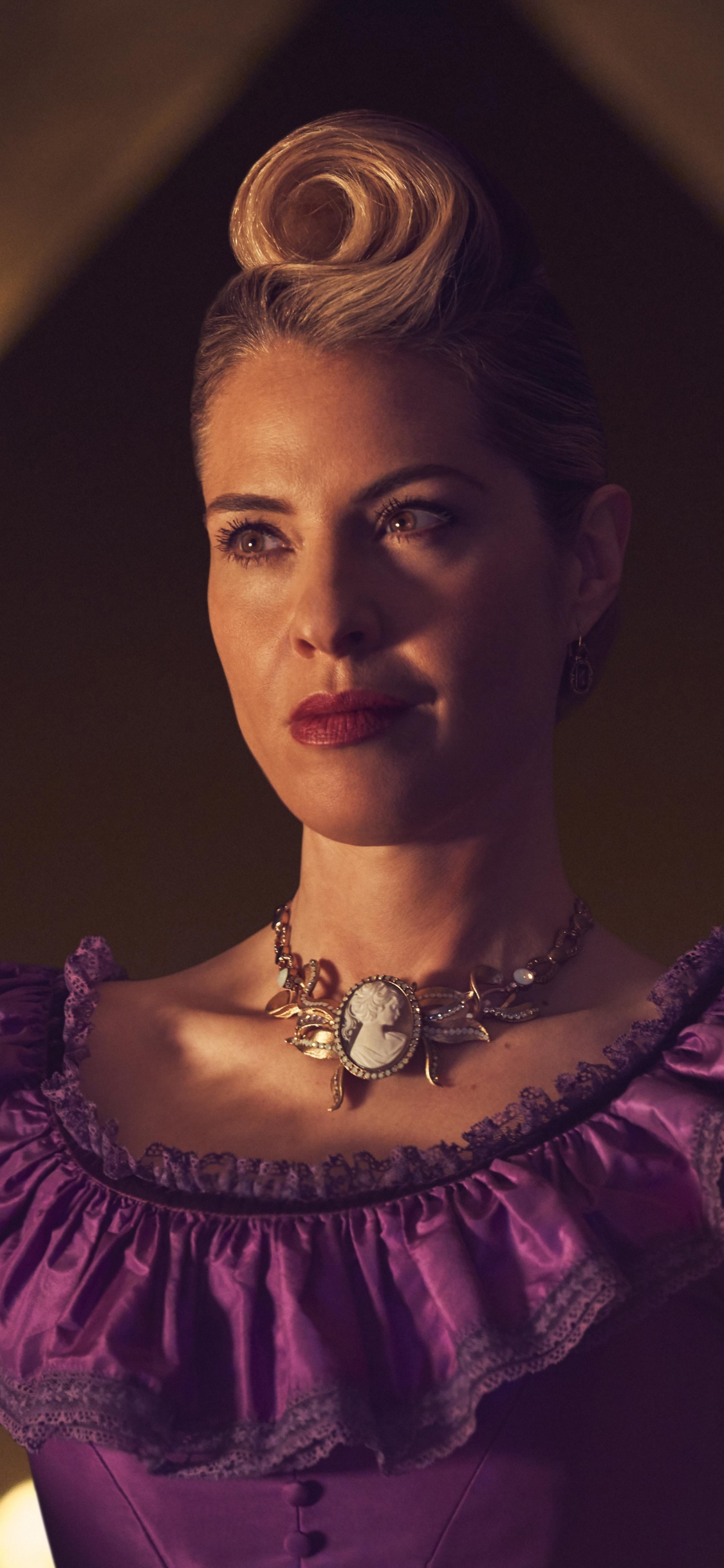 Обои Лесли Гроссман, Американская История Ужасов, пурпур, красота, фэшн в разрешении 1125x2436