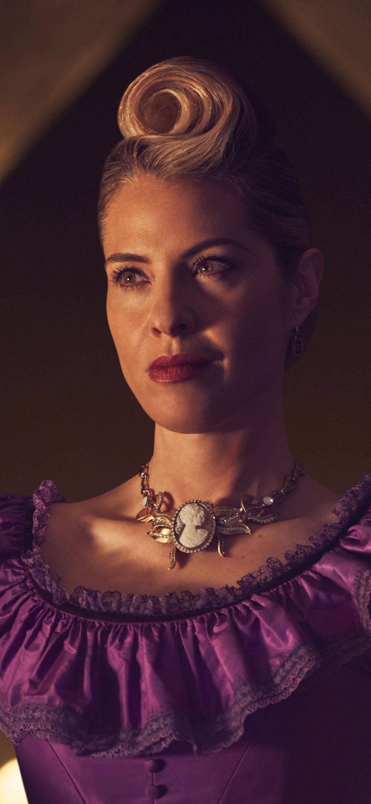 Обои Лесли Гроссман, Американская История Ужасов, пурпур, красота, фэшн в разрешении 1242x2688