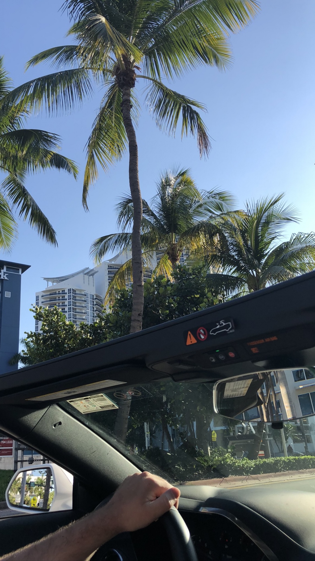 Обои Майами, компактный автомобиль, автомобиль среднего размера, автомобильное зеркало, стекло в разрешении 1080x1920