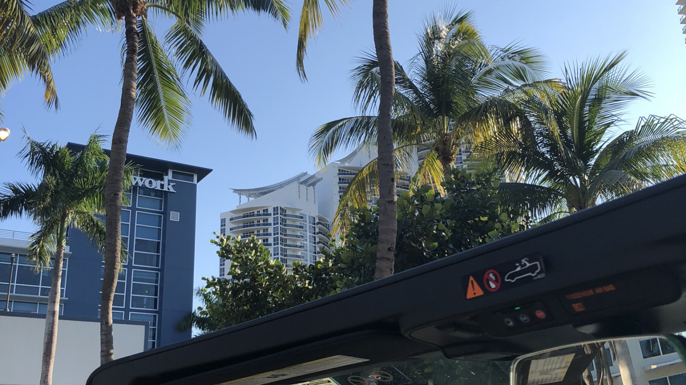 Обои Майами, компактный автомобиль, автомобиль среднего размера, автомобильное зеркало, стекло в разрешении 1366x768