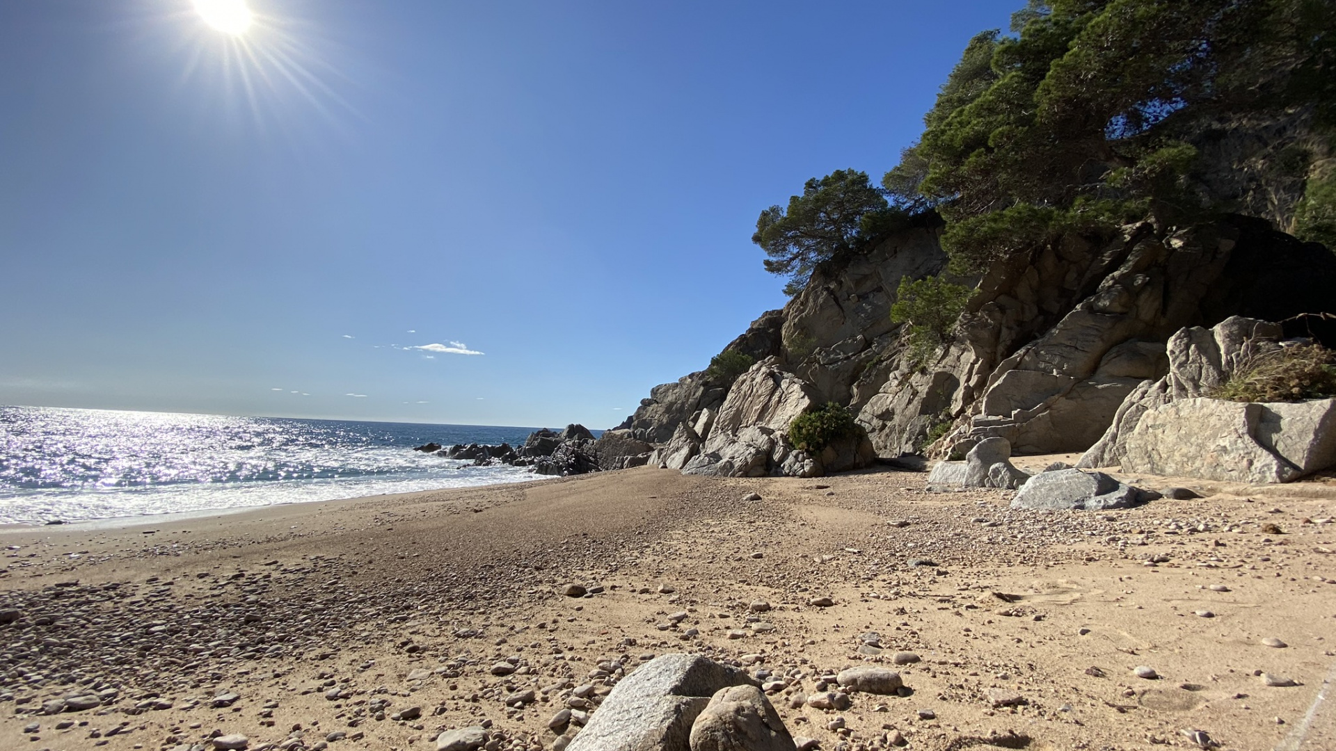 Обои море, берег, песок, побережье, рок в разрешении 1920x1080