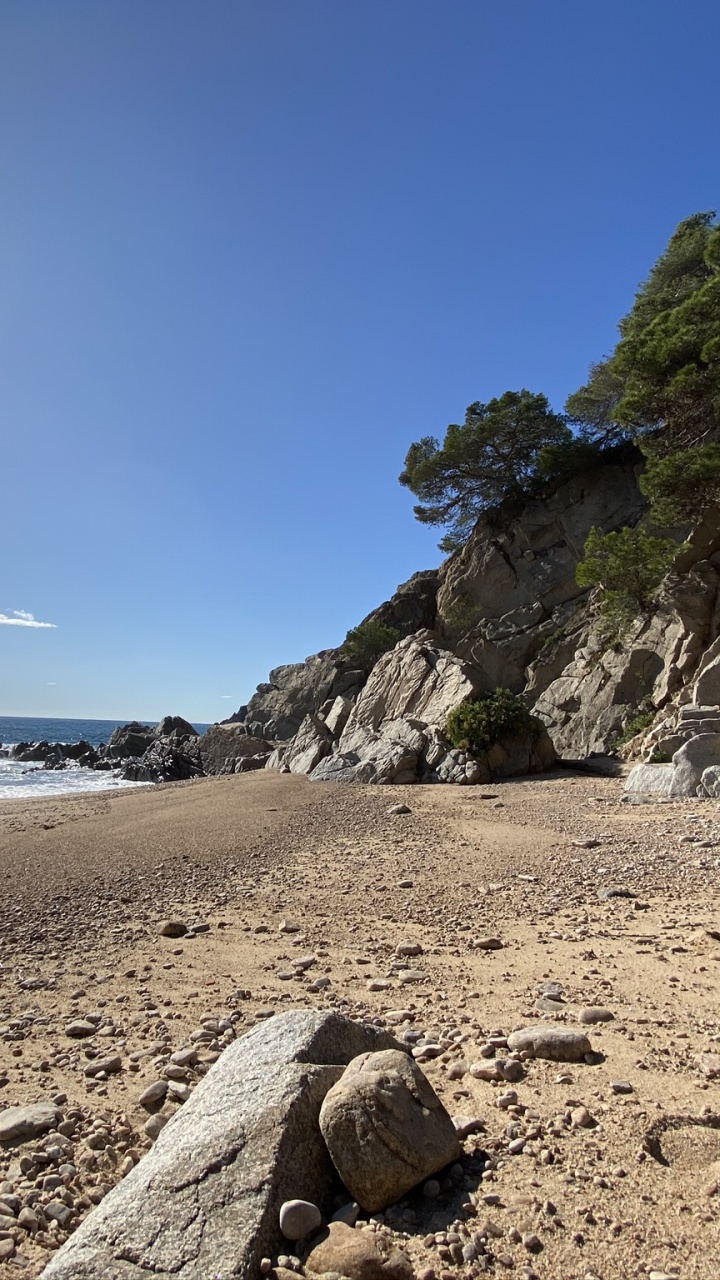 Обои море, берег, песок, побережье, рок в разрешении 720x1280