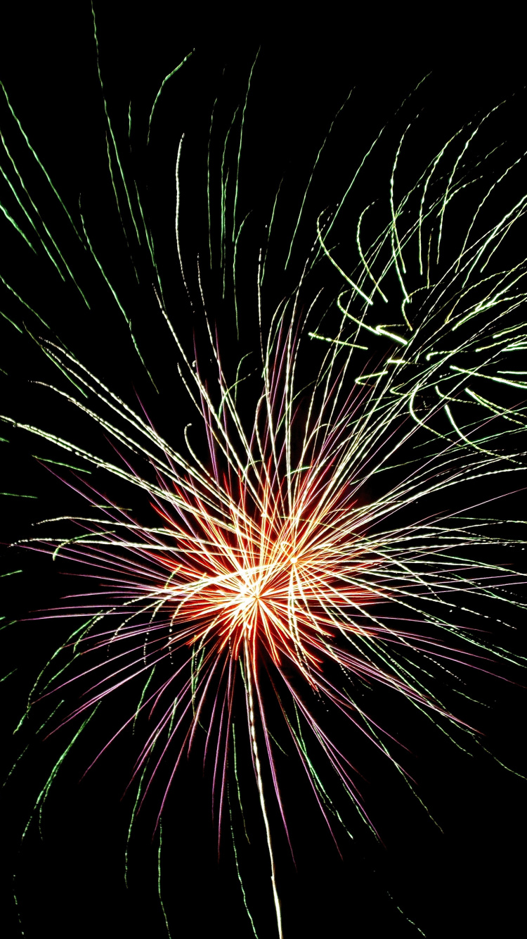 Обои салют, вечеринка, день нового года, темнота, полночь в разрешении 750x1334