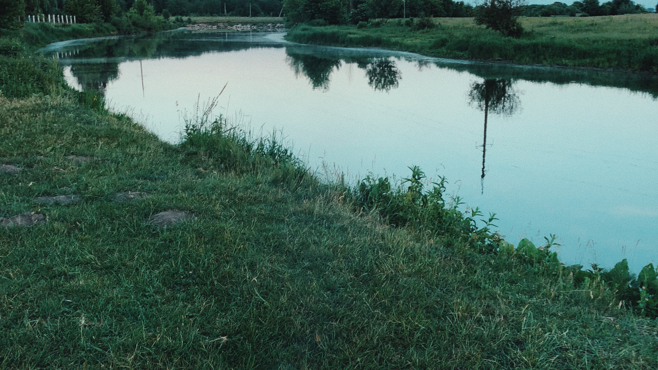 Обои отражение, гидроресурсы, вода, природа, природный ландшафт в разрешении 2560x1440