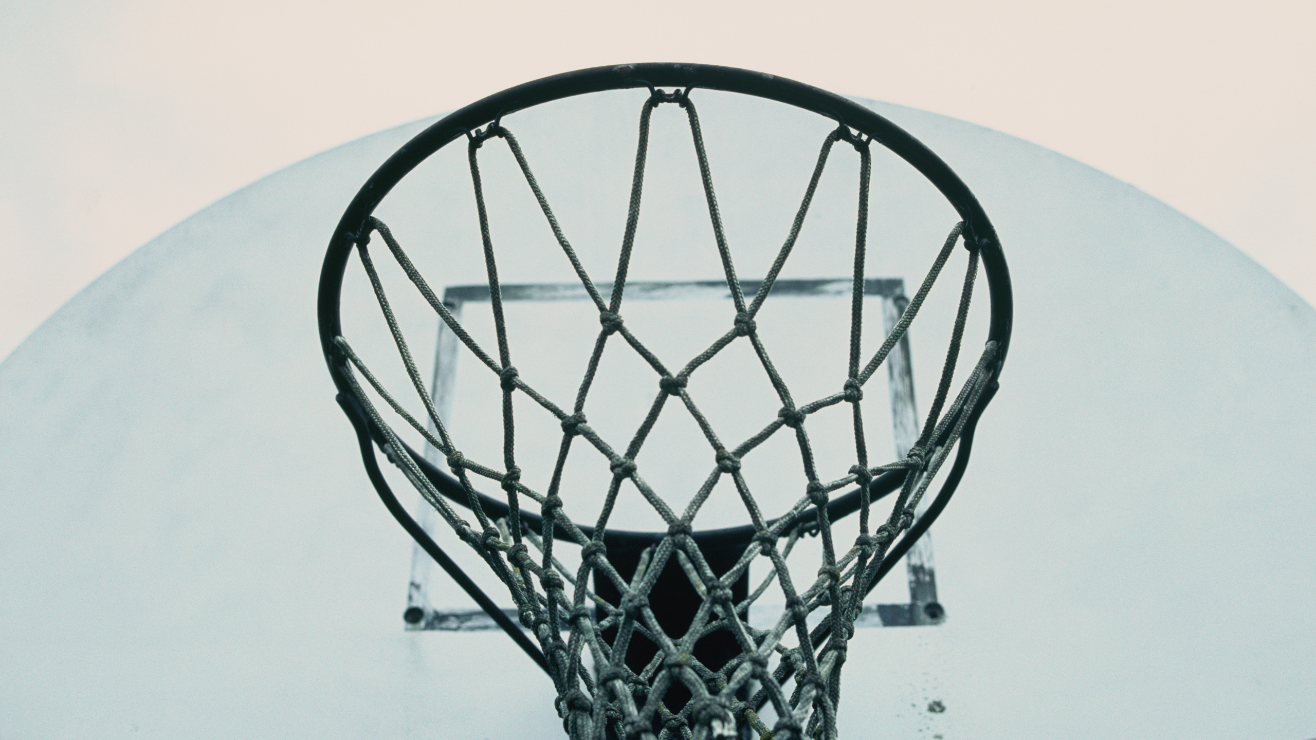 Обои Баскетбол, баскетбольная площадка, командный вид спорта, спортивный инвентарь, занятие спортом в разрешении 2560x1440