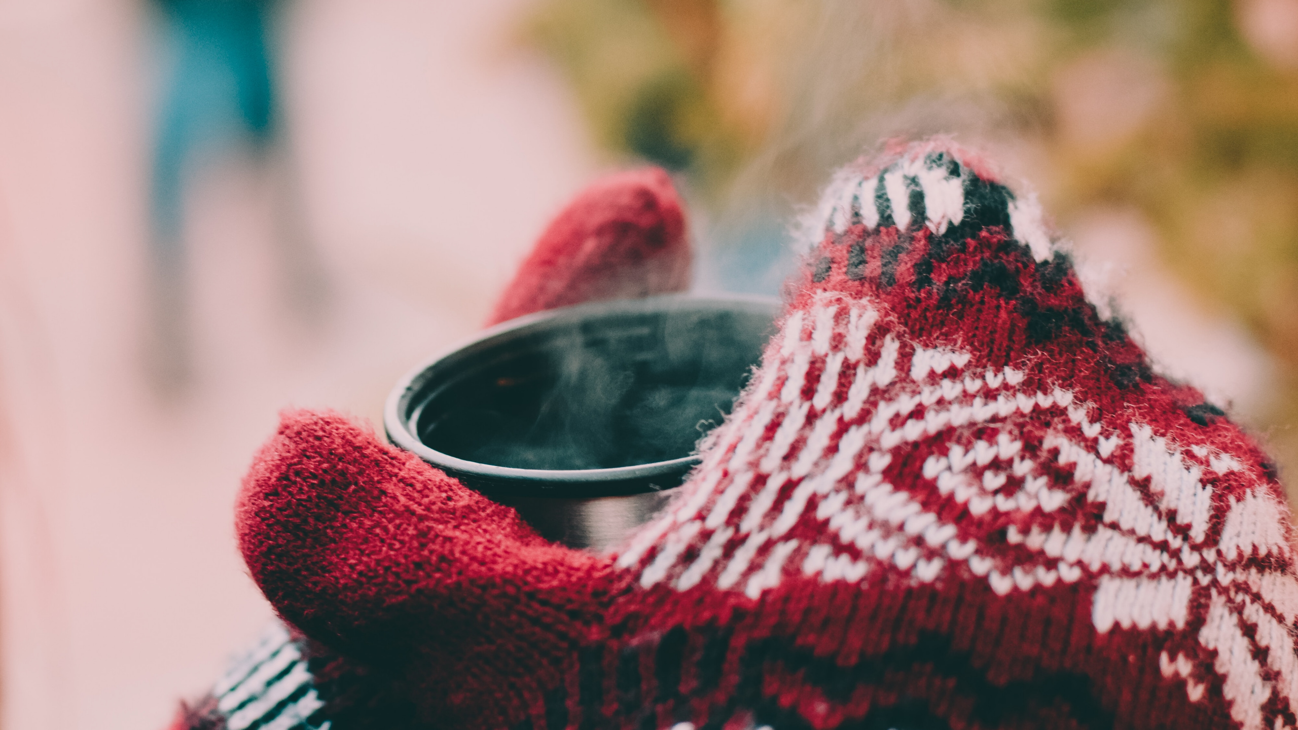 Обои вязание, красный цвет, шерсть, обувь, башмак в разрешении 2560x1440