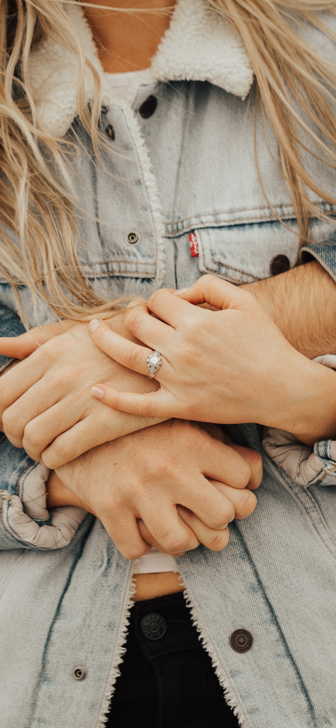 Обои крепкое объятие, пара, джинсовая ткань, джинсы, уличная мода в разрешении 1125x2436