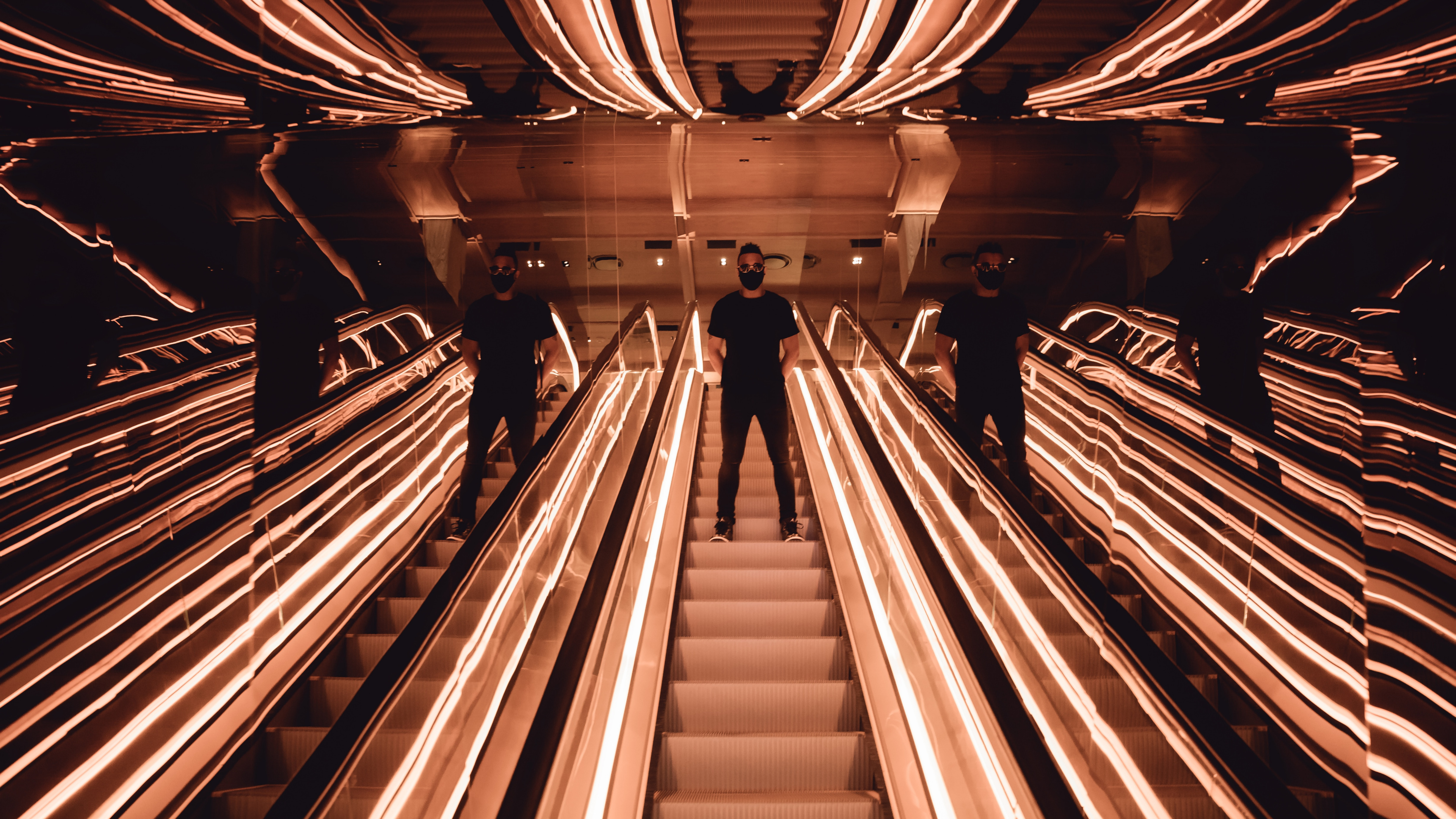 Обои металл, иллюзия, эскалатор, артист, симметрия в разрешении 3840x2160