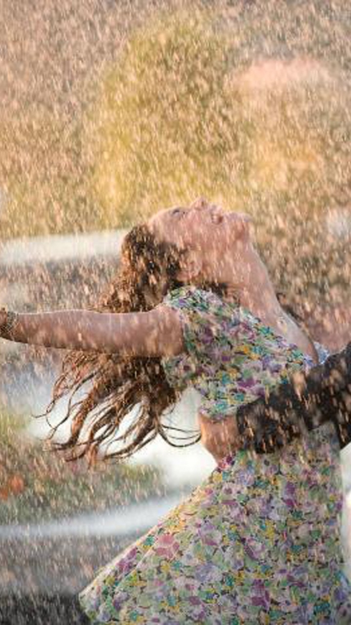 Обои дождь, забава, роман, веселье, девушка в разрешении 720x1280