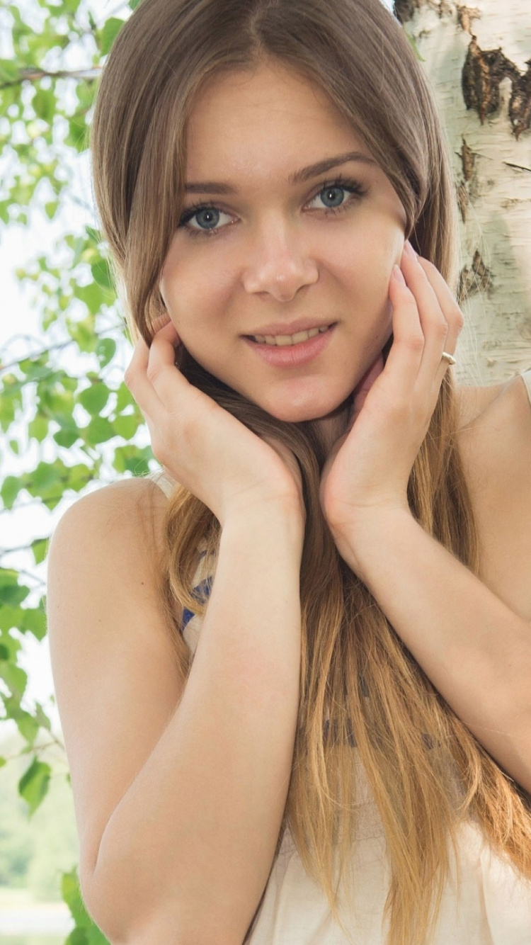 Обои красота, кожа, улыбка, длинные волосы, каштановые волосы в разрешении 750x1334