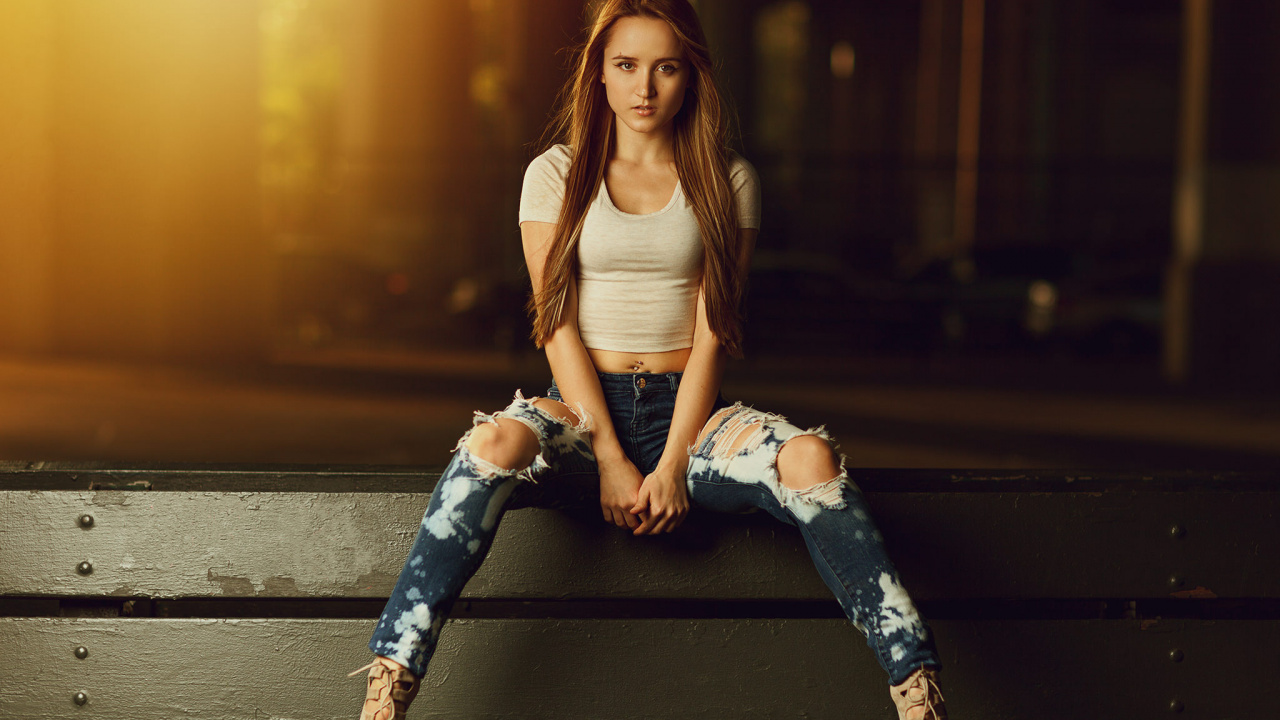 Обои джинсы, сидящий, красота, фэшн, нога в разрешении 1280x720