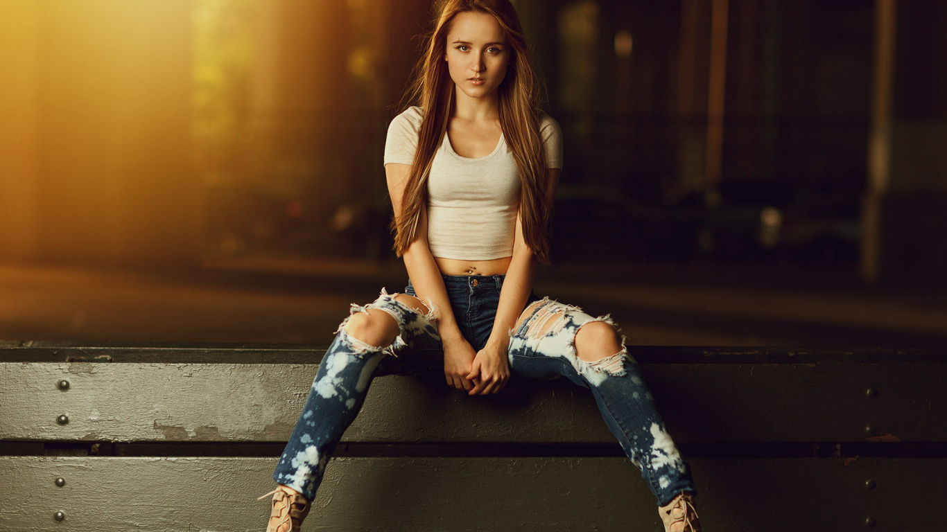 Обои джинсы, сидящий, красота, фэшн, нога в разрешении 1366x768
