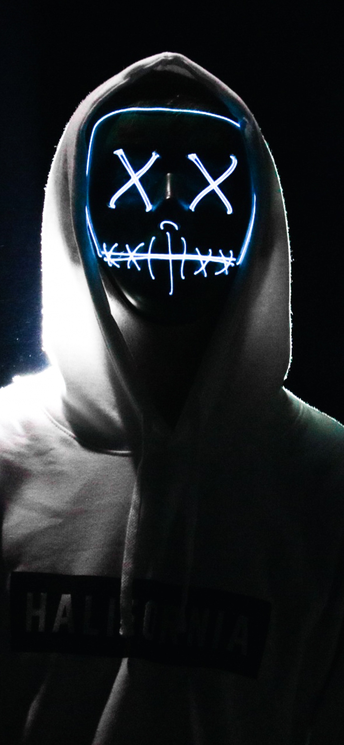 Обои черный, белые, балахон, темнота, свет в разрешении 1125x2436