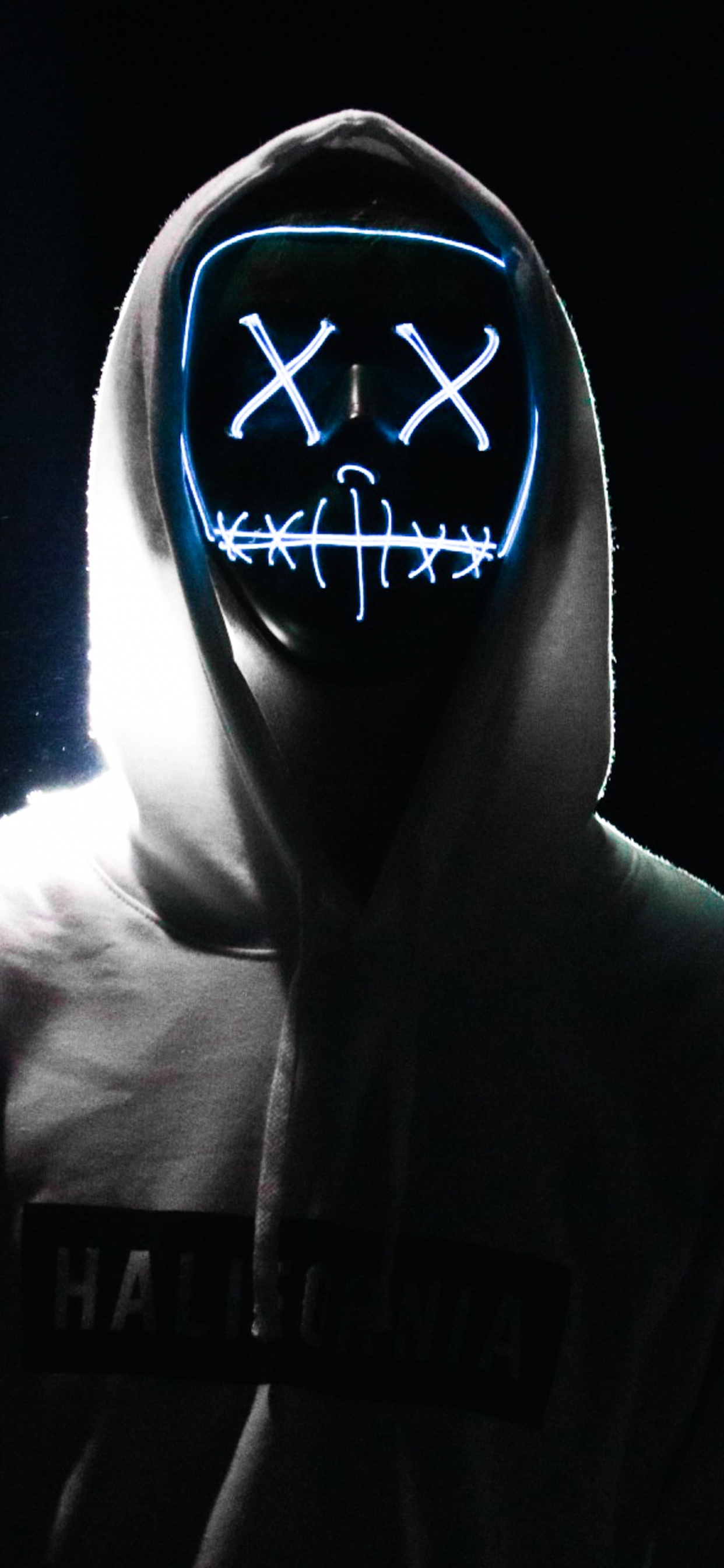 Обои черный, белые, балахон, темнота, свет в разрешении 1242x2688