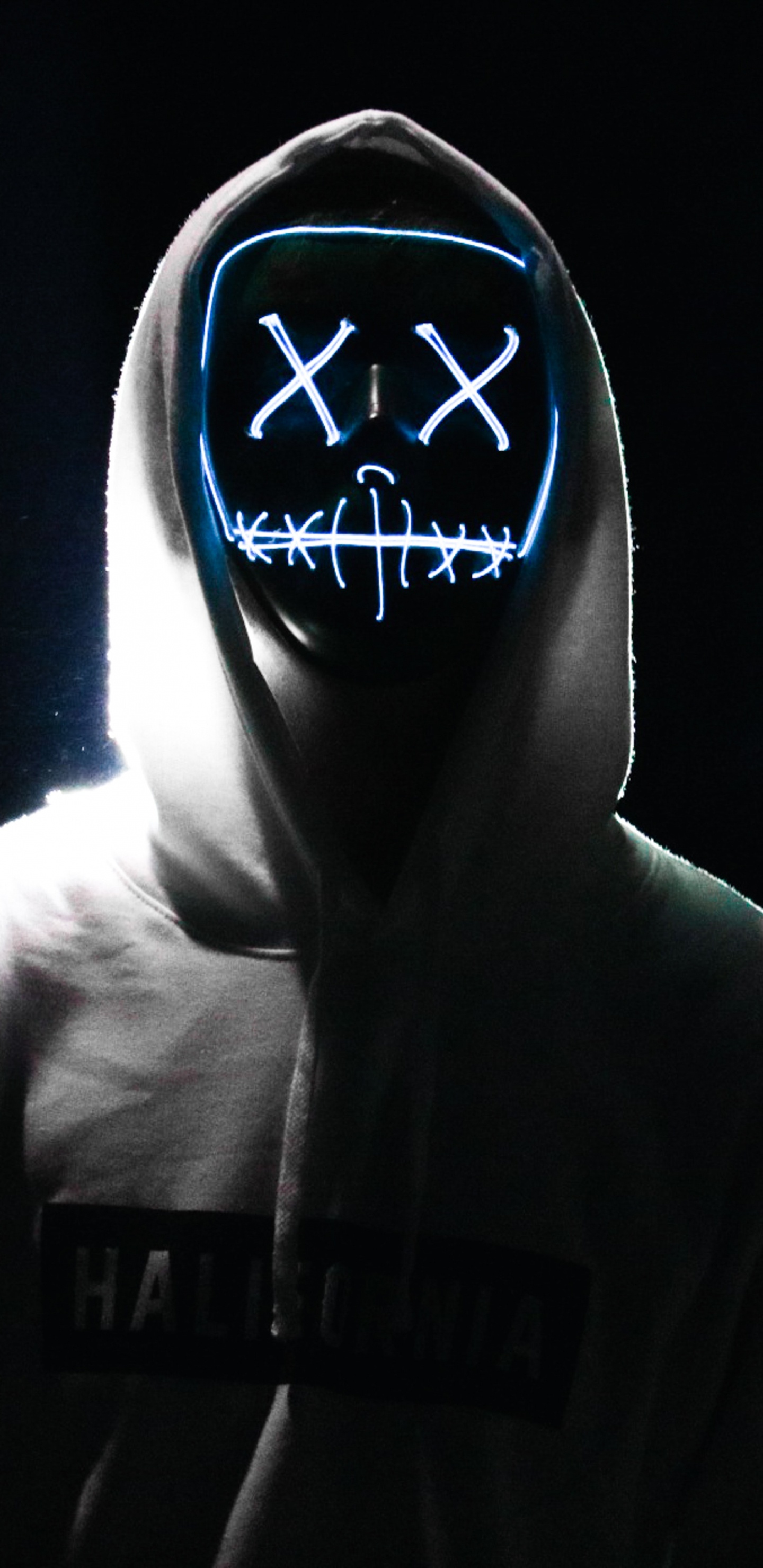 Обои черный, белые, балахон, темнота, свет в разрешении 1440x2960