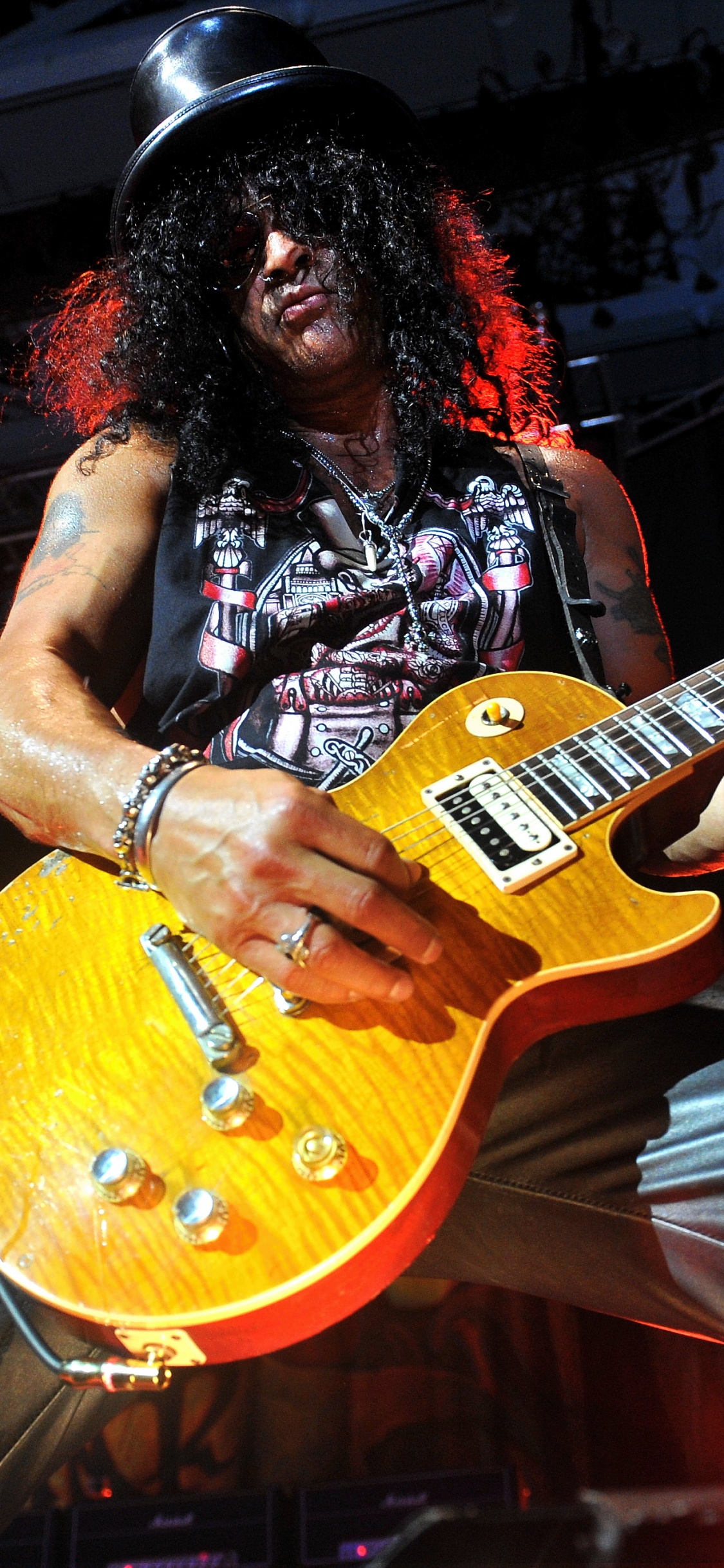 Обои Guns N Roses, постер, музыкант, гитарист, гитара в разрешении 1125x2436
