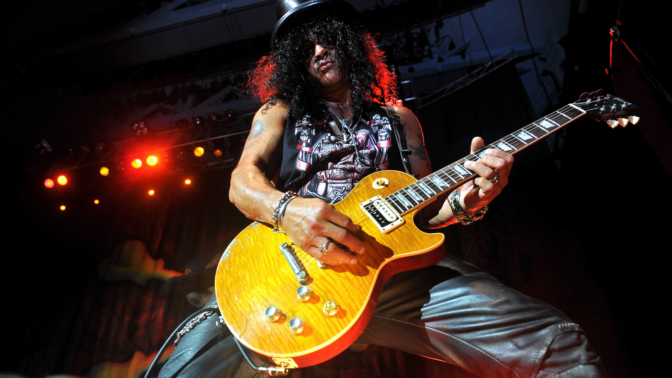 Обои Guns N Roses, постер, музыкант, гитарист, гитара в разрешении 2560x1440