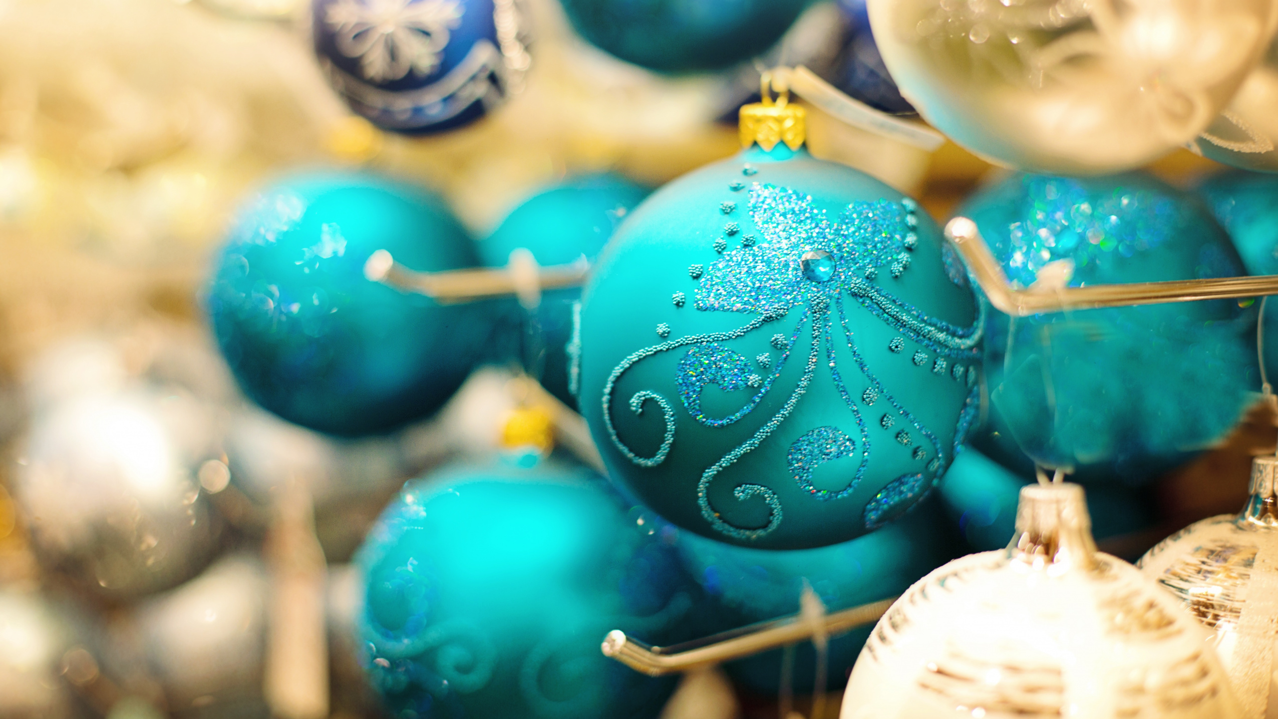 Обои Рождественские украшения, модный аксессуар, Рождество, интерьер, Новый год в разрешении 2560x1440