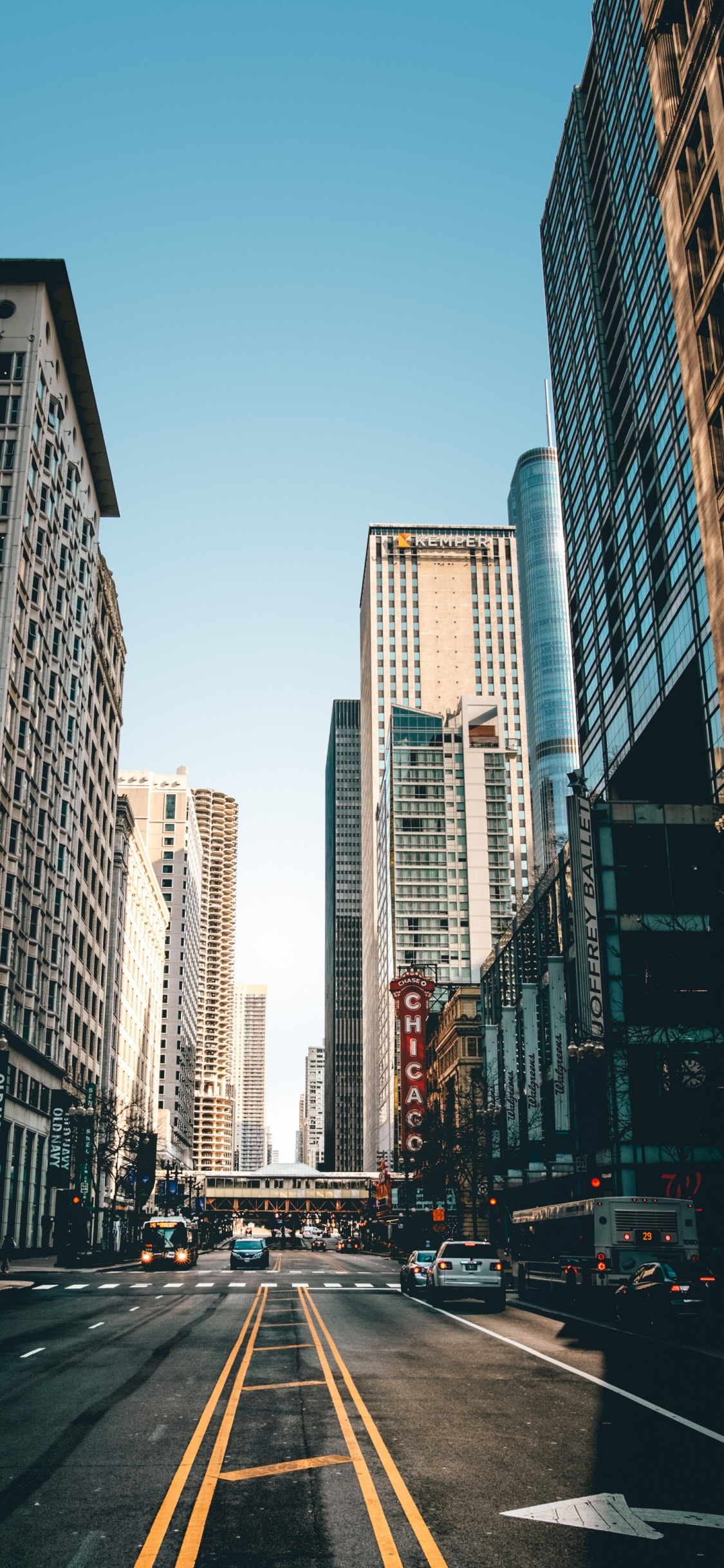 Обои Международный Аэропорт ОХэйр, небоскреб, здание, дневное время, легковые автомобили в разрешении 1125x2436