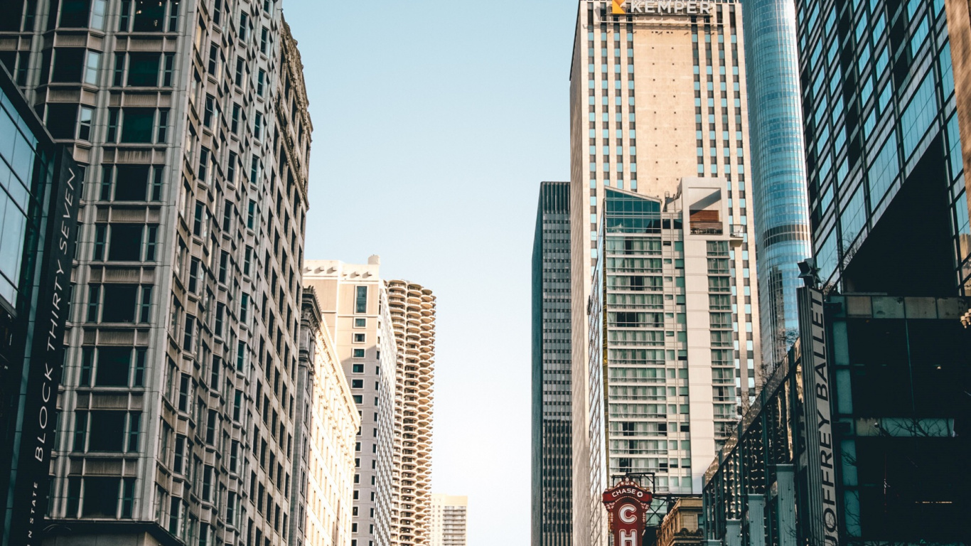 Обои Международный Аэропорт ОХэйр, небоскреб, здание, дневное время, легковые автомобили в разрешении 1366x768